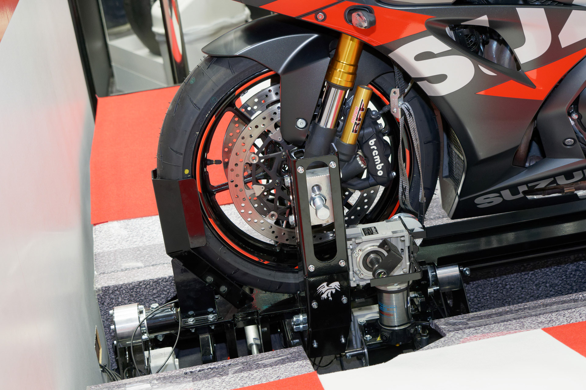 複雑そうな機構が見える。ハンドルは固定で、傾けるきっかけ作りが体重移動のみとなるため、実際の乗車感覚とは異なる