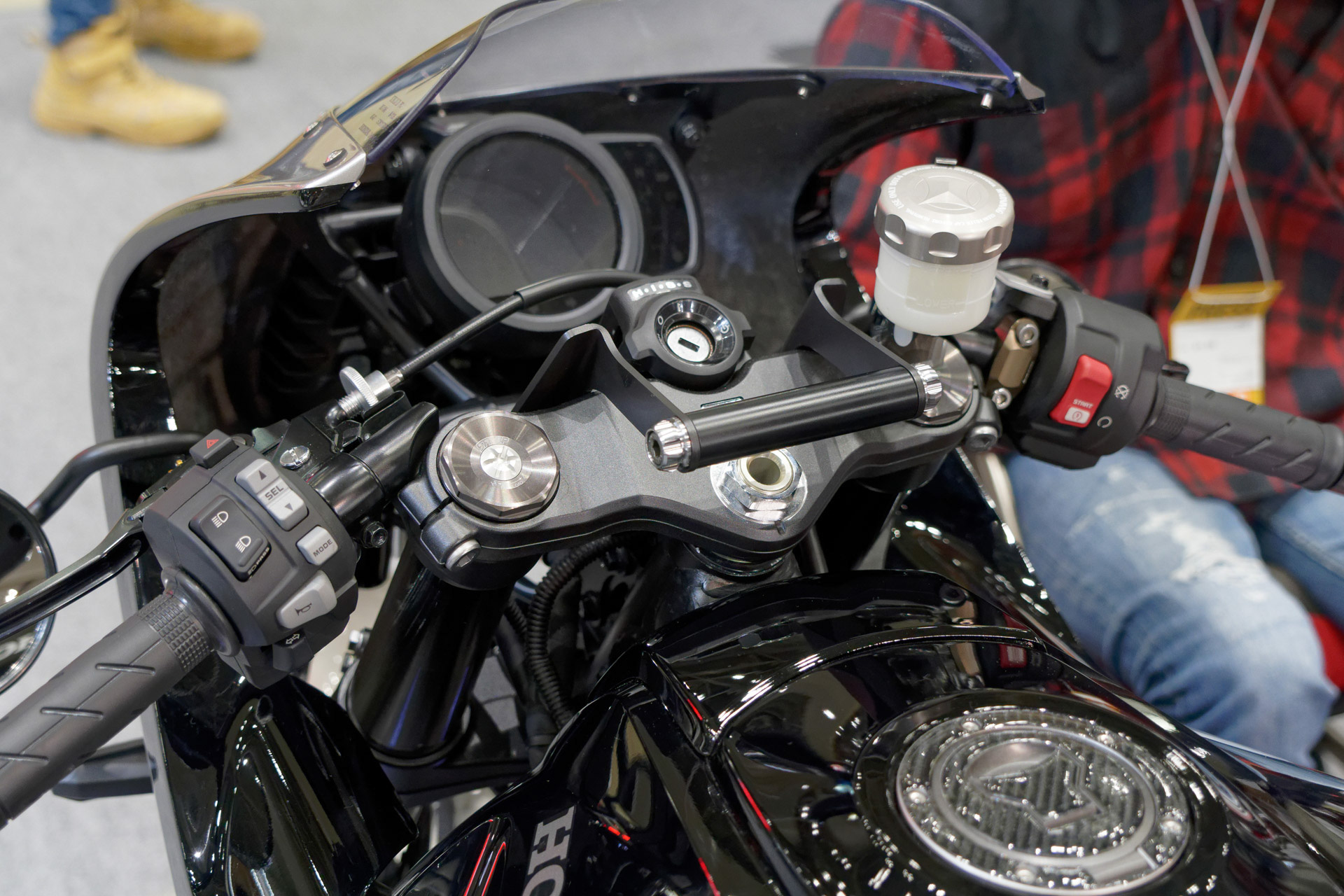 「ホーク 11」にカスタムパーツを装着したモデル。ハンドルのステー、レバー、エンジンガード、タンクパッドなどが追加・変更されている