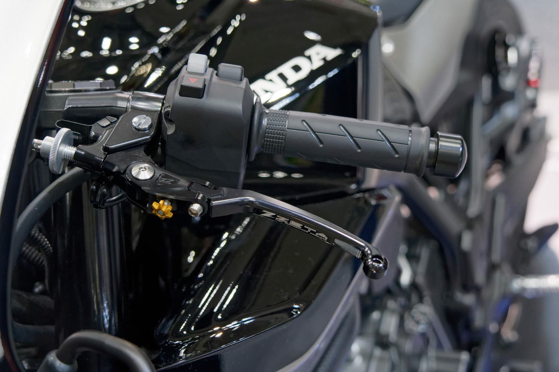 「ホーク 11」にカスタムパーツを装着したモデル。ハンドルのステー、レバー、エンジンガード、タンクパッドなどが追加・変更されている