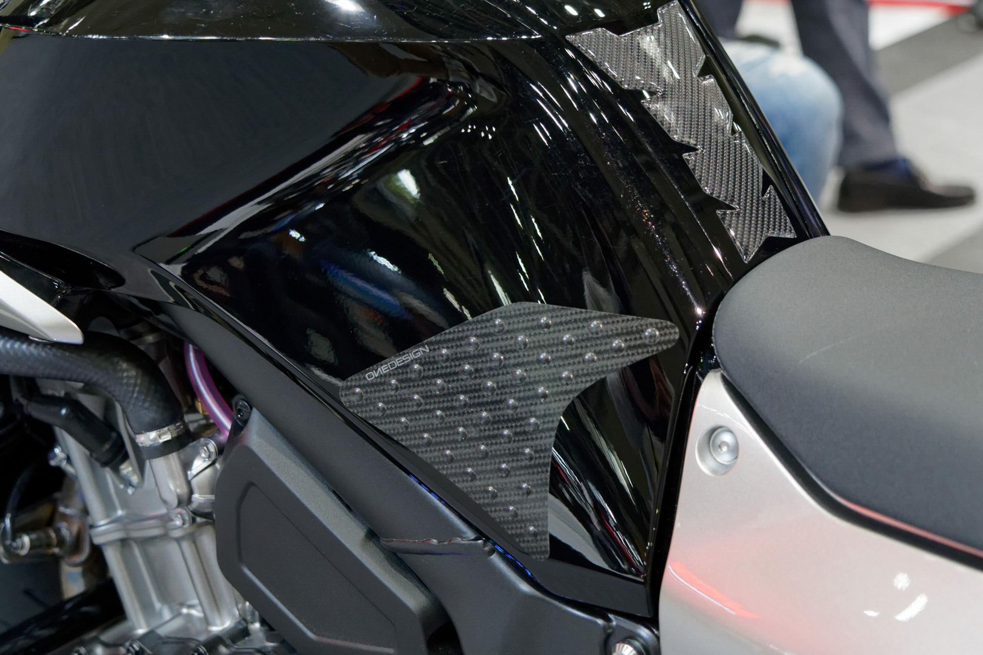 「ホーク 11」にカスタムパーツを装着したモデル。ハンドルのステー、レバー、エンジンガード、タンクパッドなどが追加・変更されている