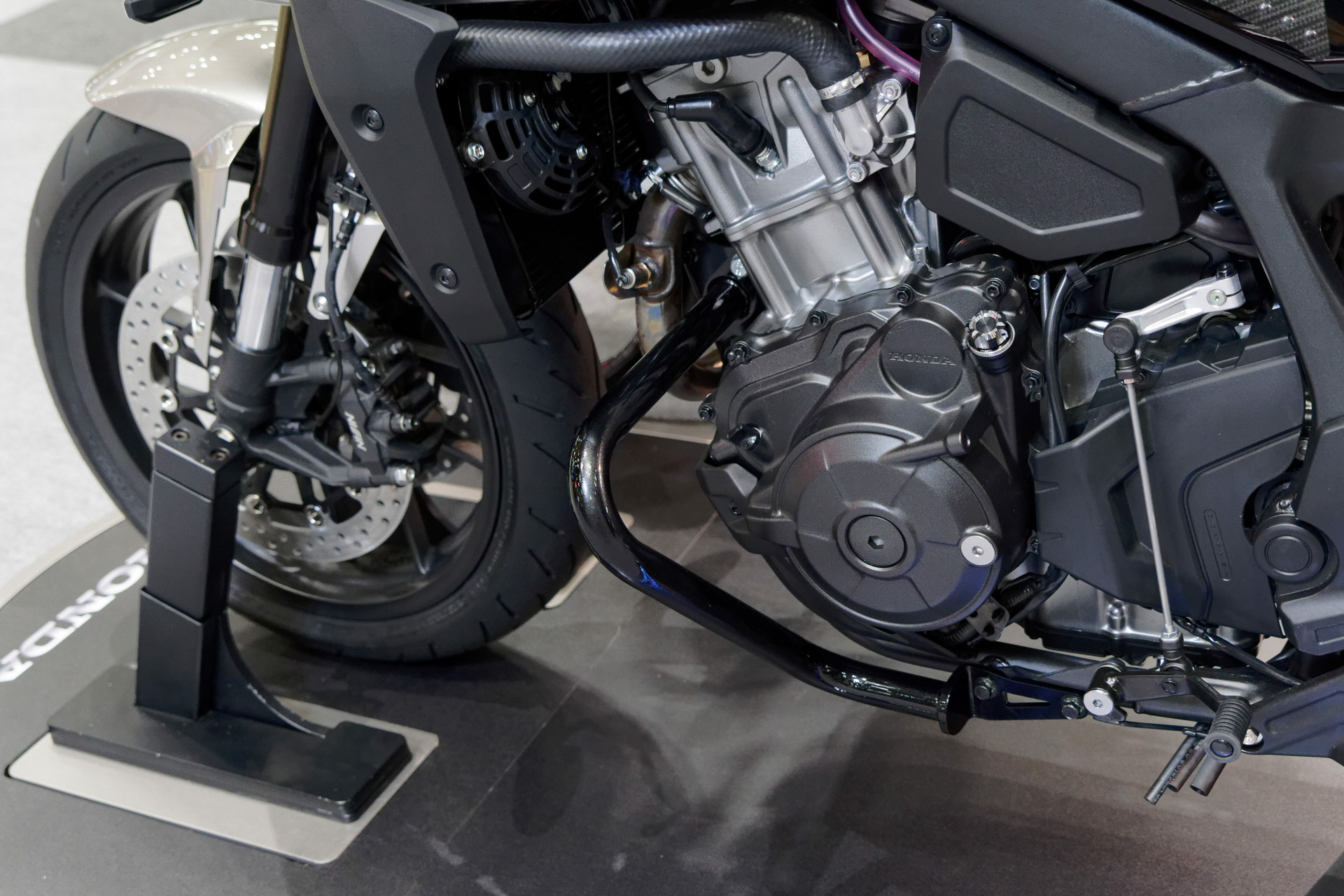 「ホーク 11」にカスタムパーツを装着したモデル。ハンドルのステー、レバー、エンジンガード、タンクパッドなどが追加・変更されている