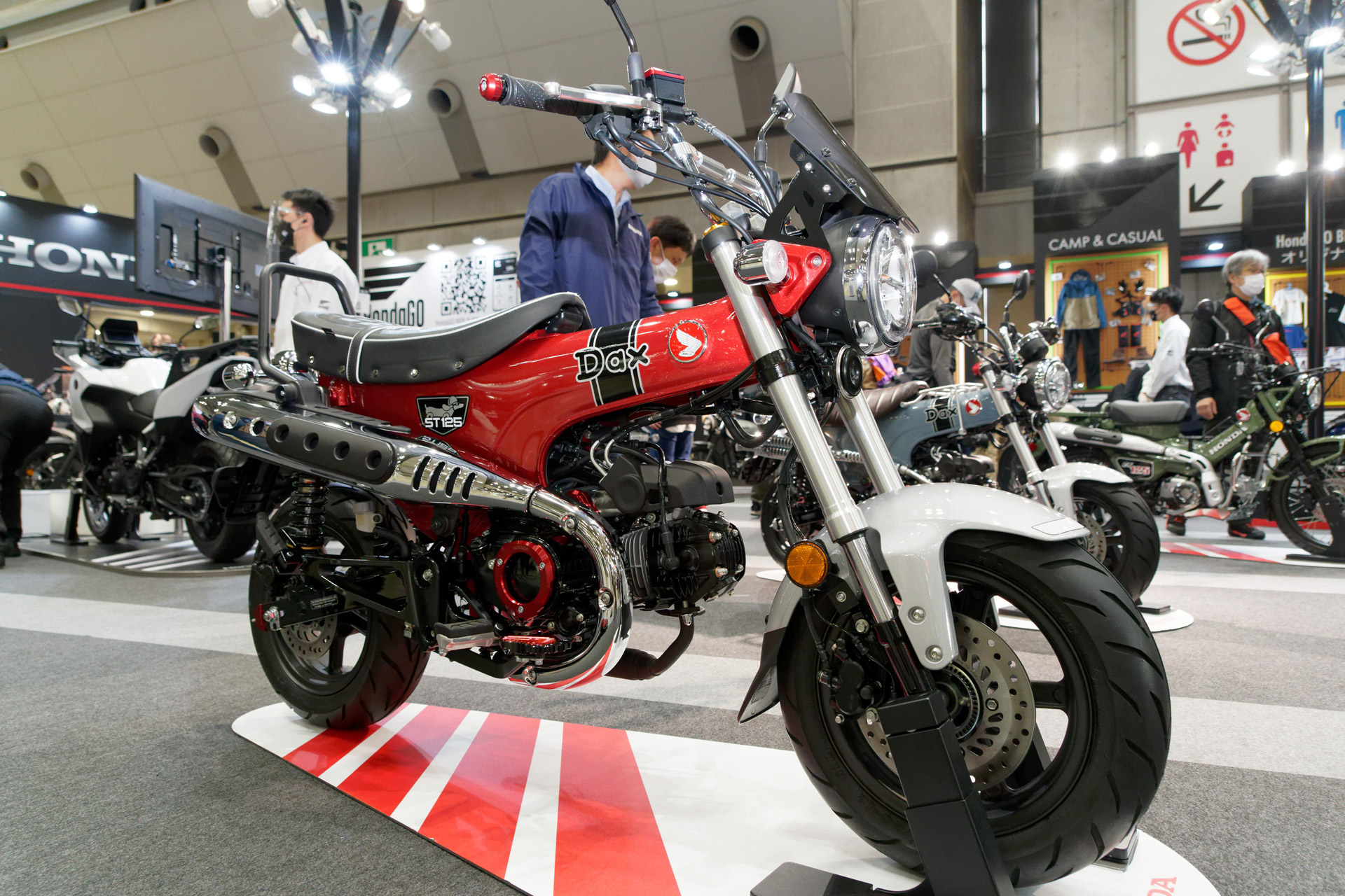 シート、サイドバッグ、サイレンサー、リアショック、フットブレーキなどさまざまな箇所がカスタムされている