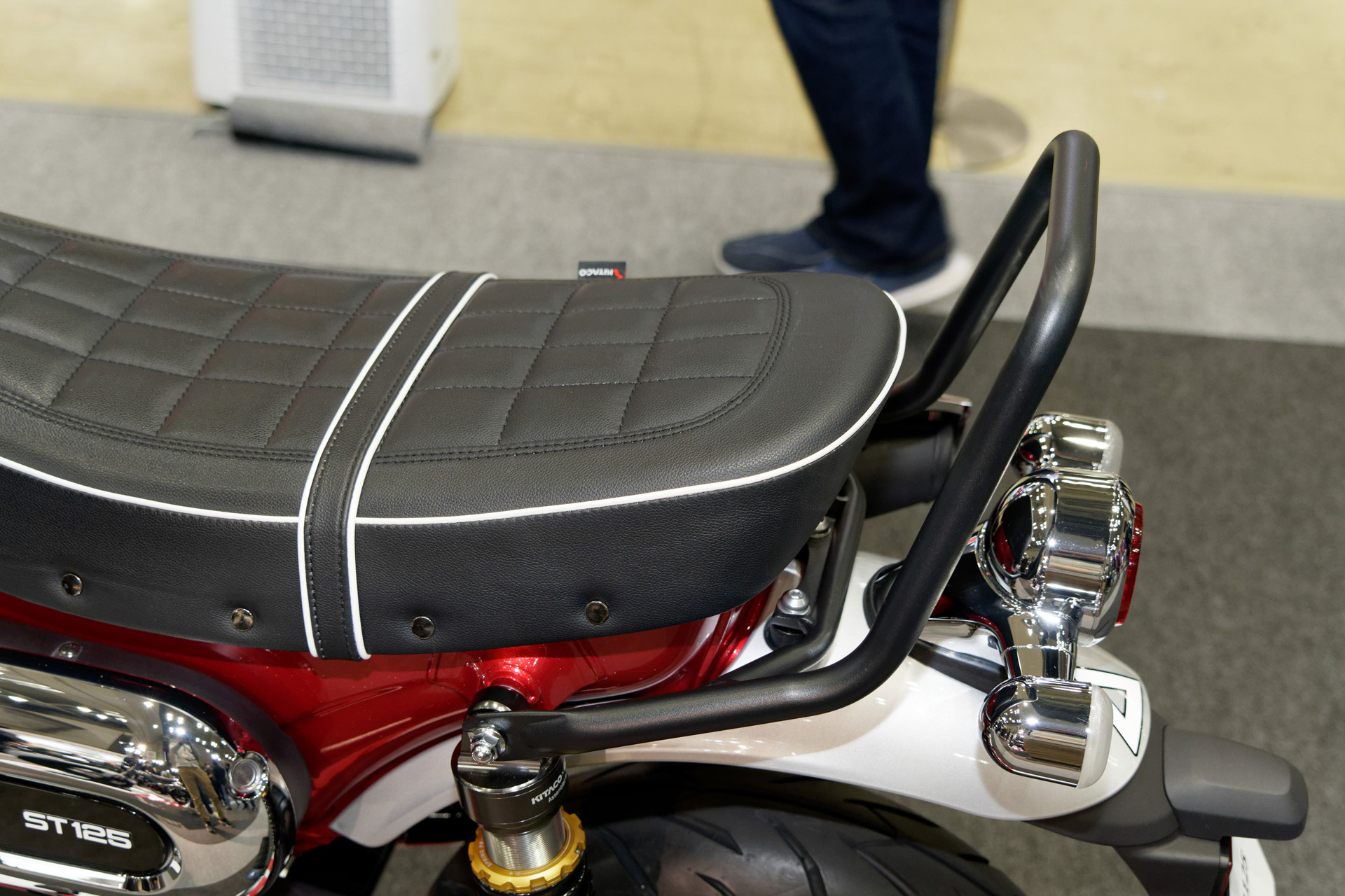 シート、サイドバッグ、サイレンサー、リアショック、フットブレーキなどさまざまな箇所がカスタムされている