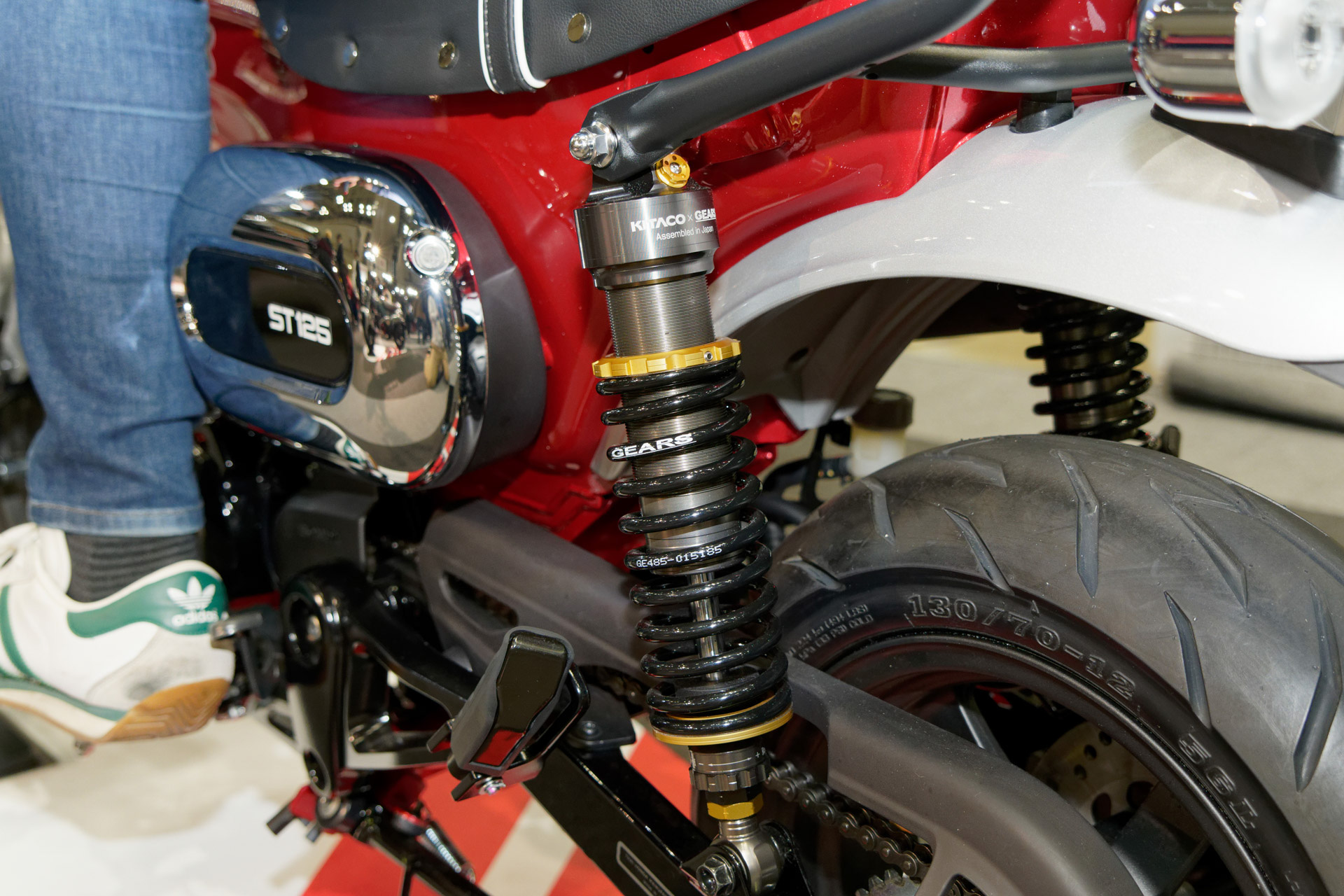 シート、サイドバッグ、サイレンサー、リアショック、フットブレーキなどさまざまな箇所がカスタムされている