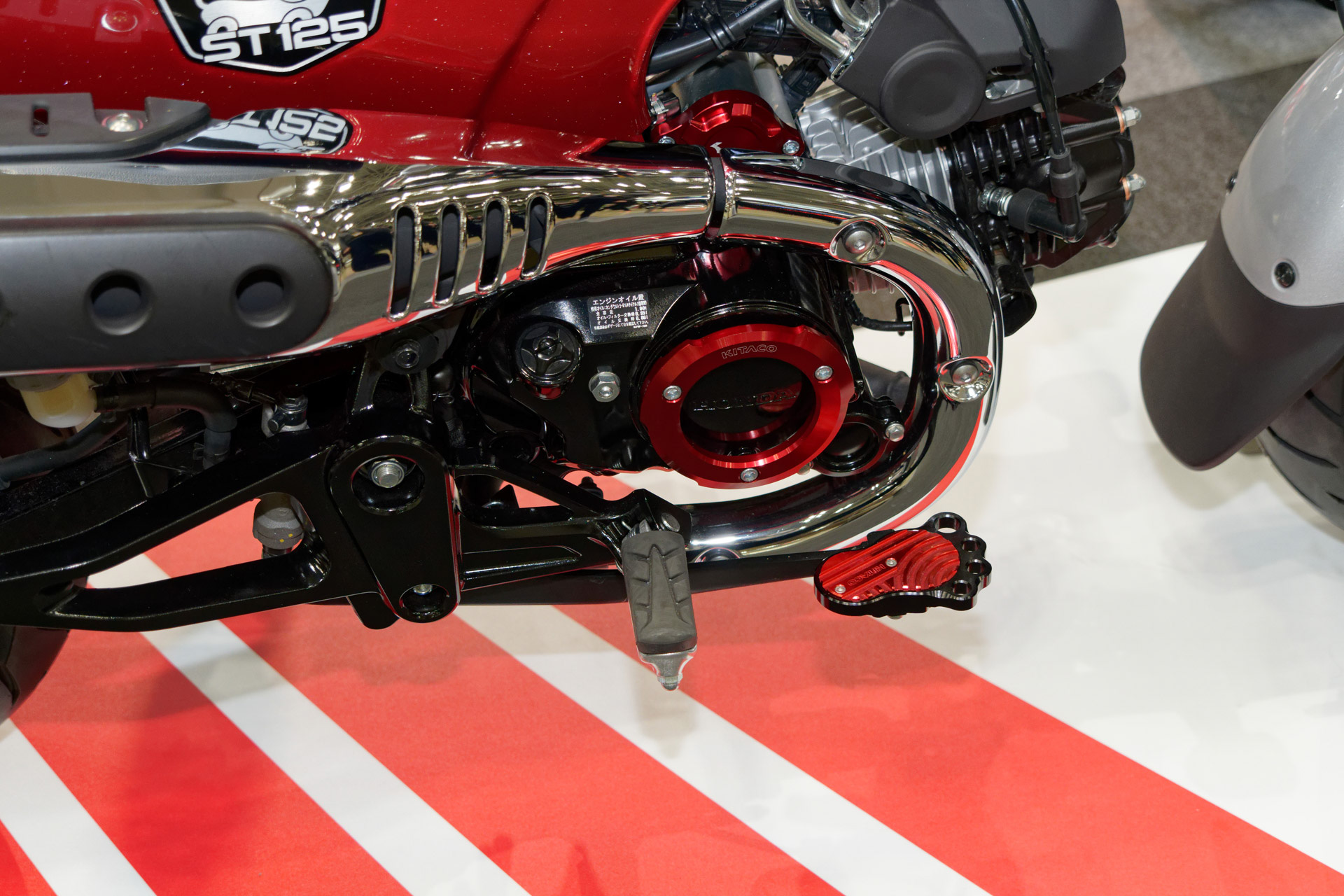 シート、サイドバッグ、サイレンサー、リアショック、フットブレーキなどさまざまな箇所がカスタムされている