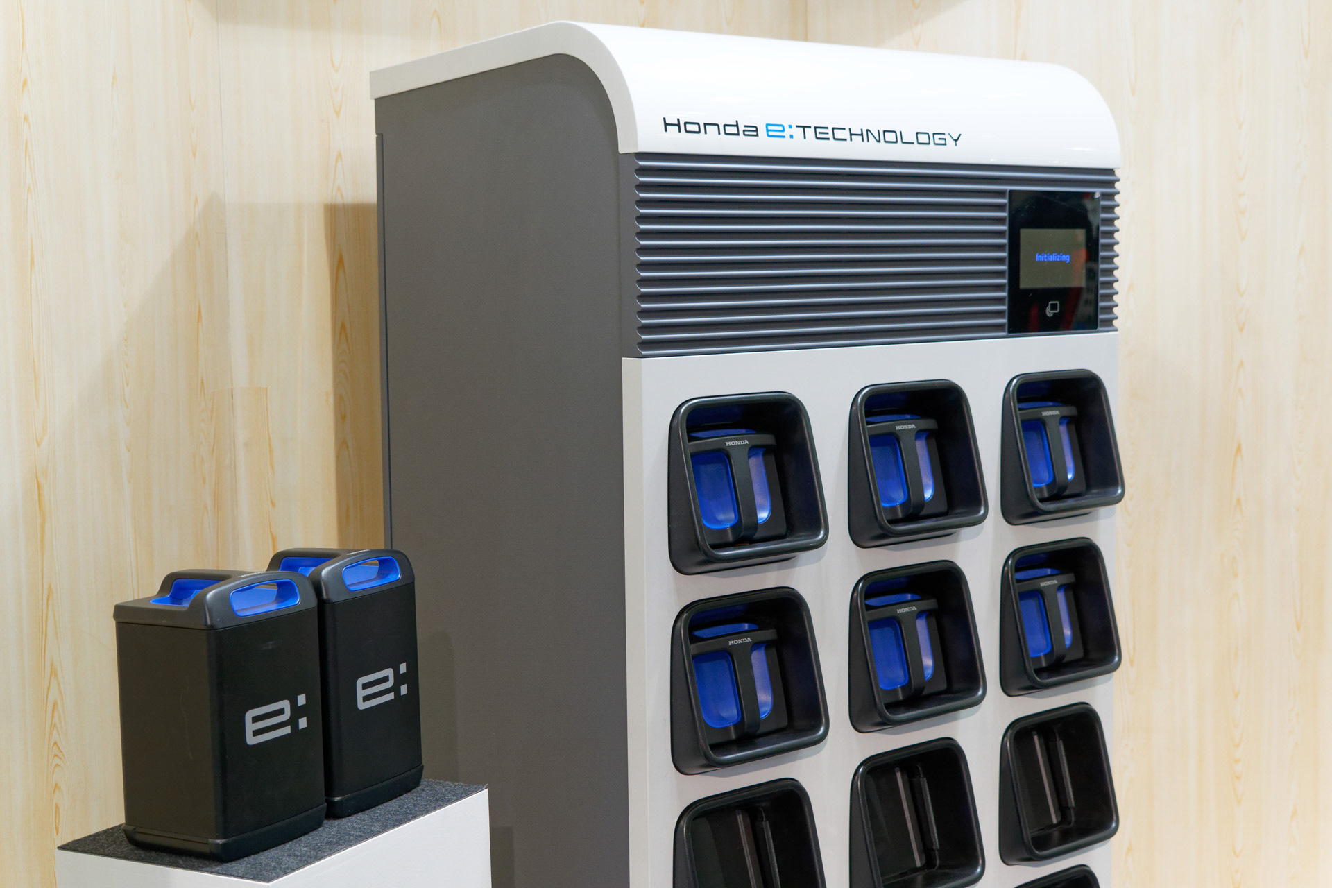 電動ビジネスバイクファミリーと、「Honda Mobile Power Pack」を用いたバッテリーステーション