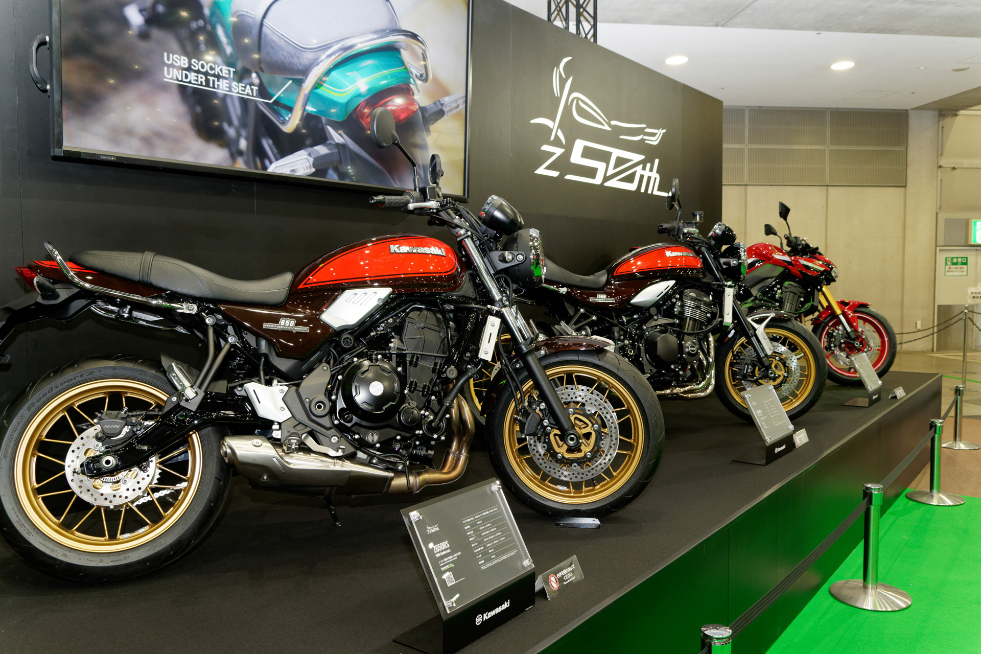 「Z650RS」「Z900RS」「Z900」の3台が並ぶ