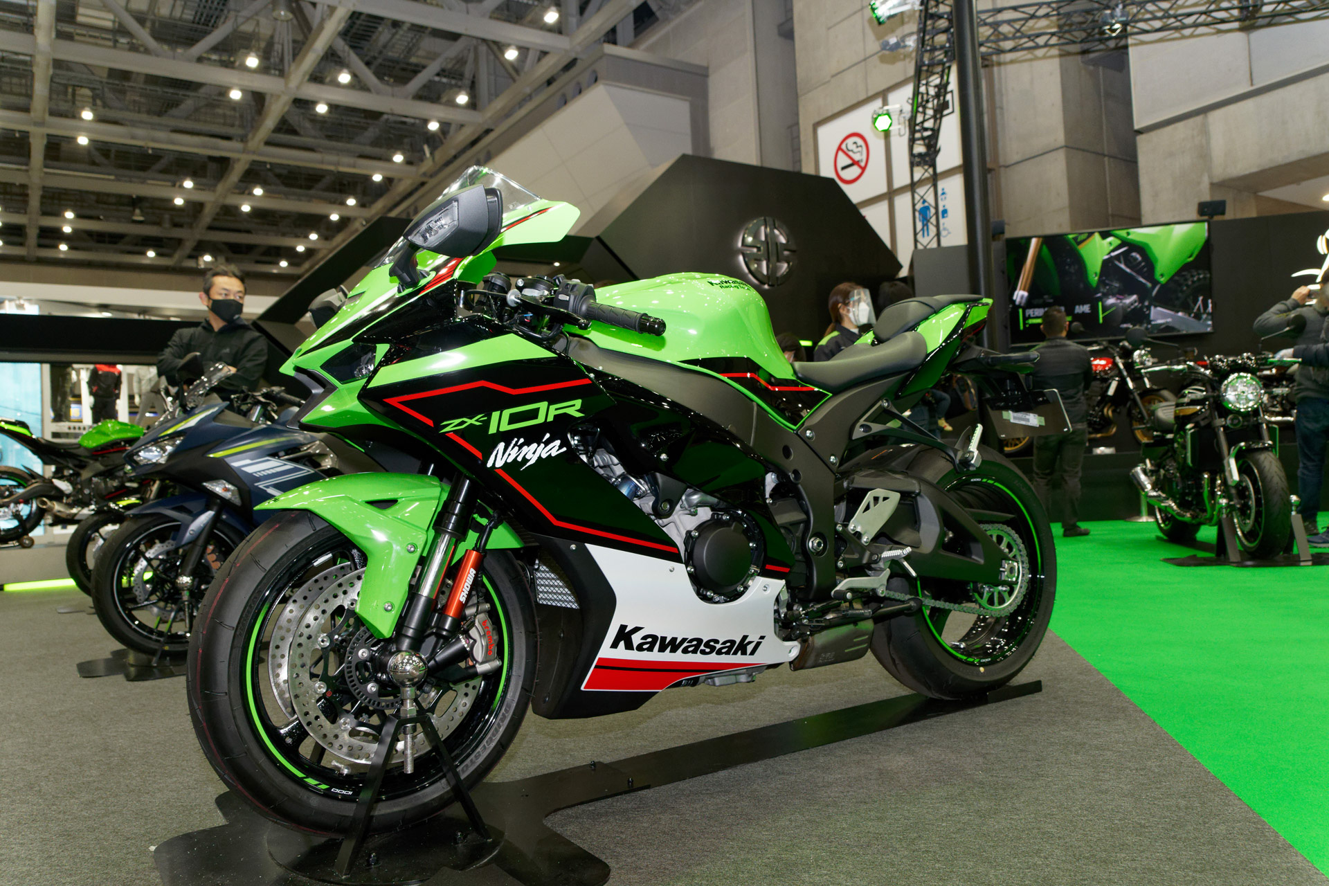 東京モーターサイクルショーでは「ZX-10R」が追加された