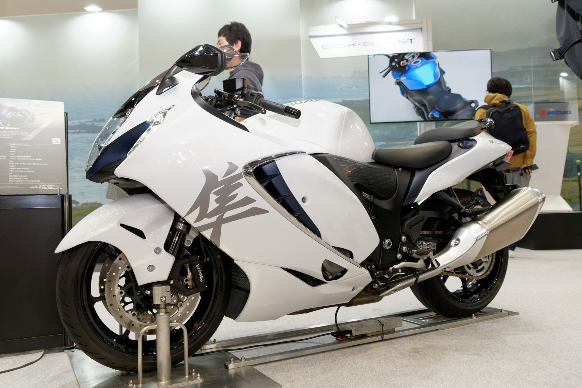 3代目「ハヤブサ」は色違いで複数台展示