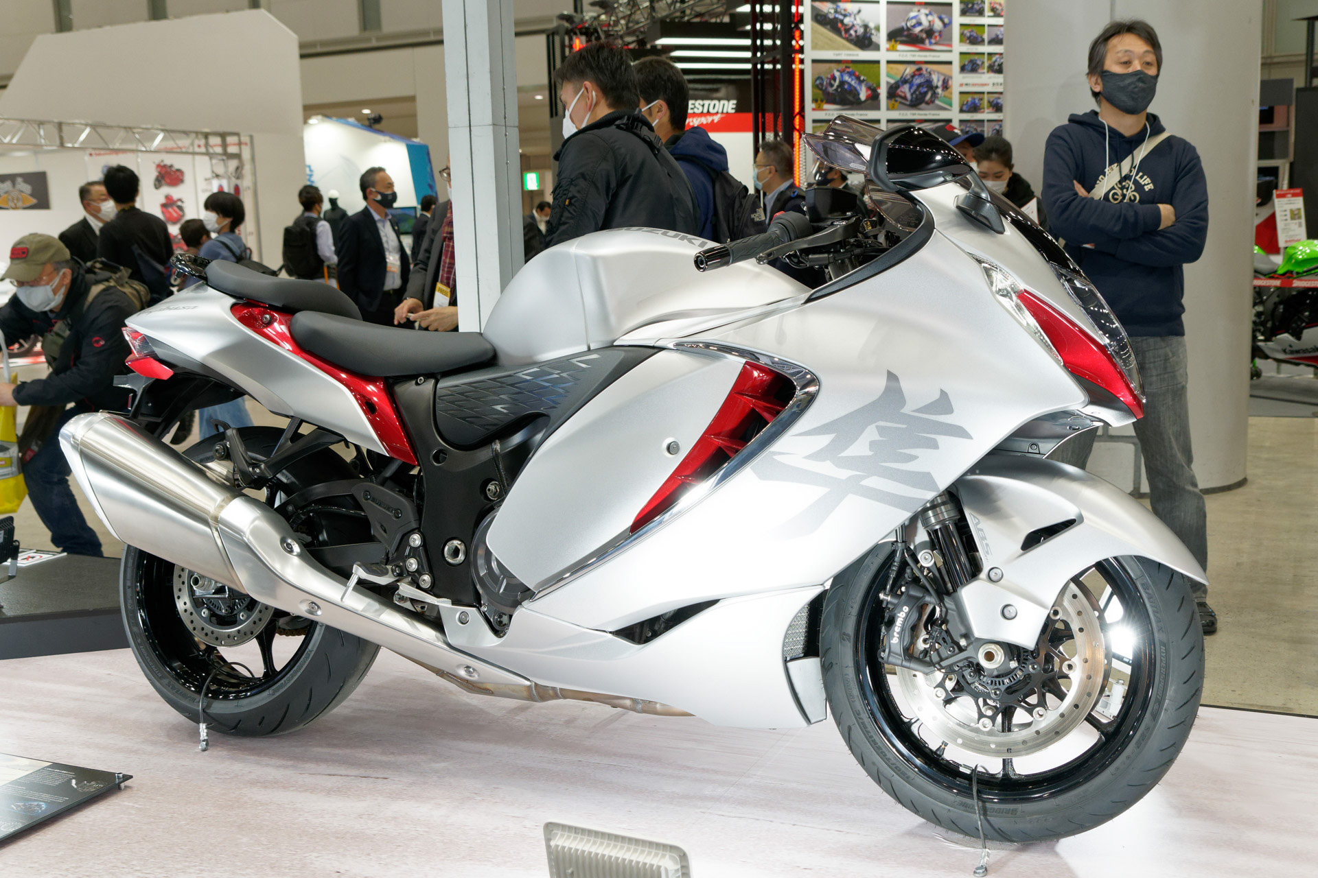 3代目「ハヤブサ」は色違いで複数台展示