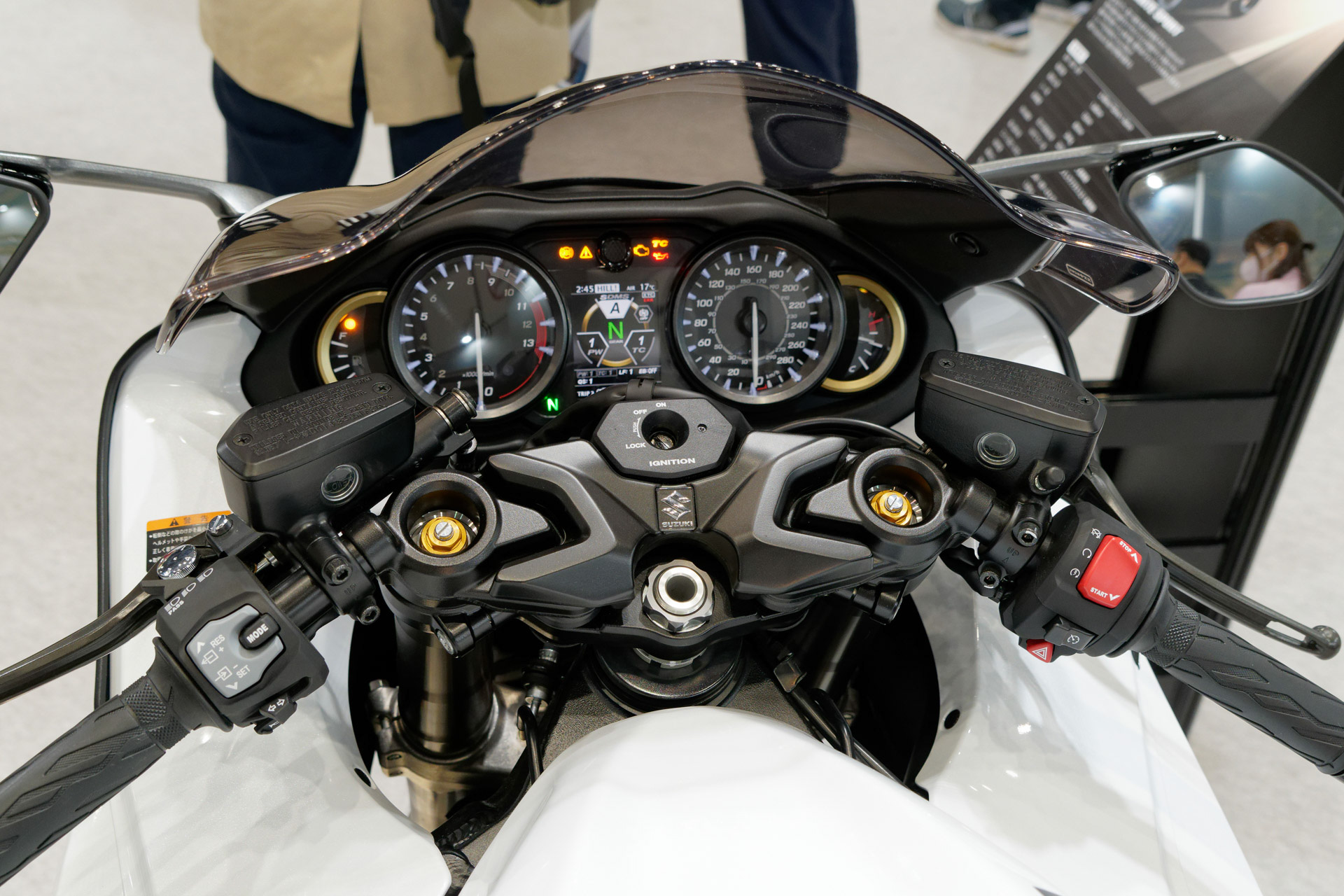 3代目「ハヤブサ」は色違いで複数台展示