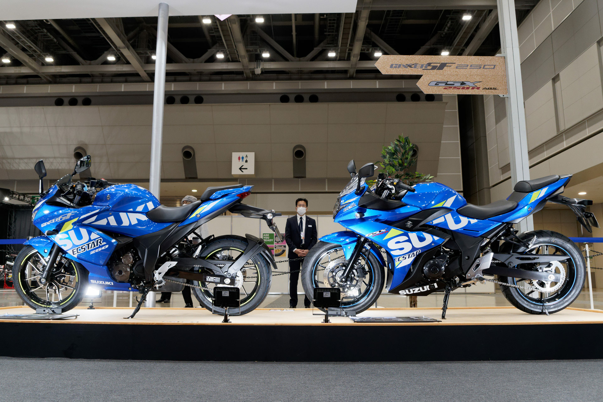 カラー違いの「ジクサーSF250」（左）と「GSX-250R」（右）