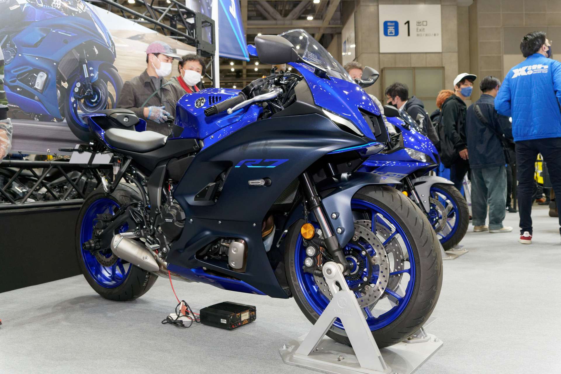 軽量・パワフルなスポーツ車として注目の高い「YZF-R7」にはいくつかのカスタムパーツが装着されていた