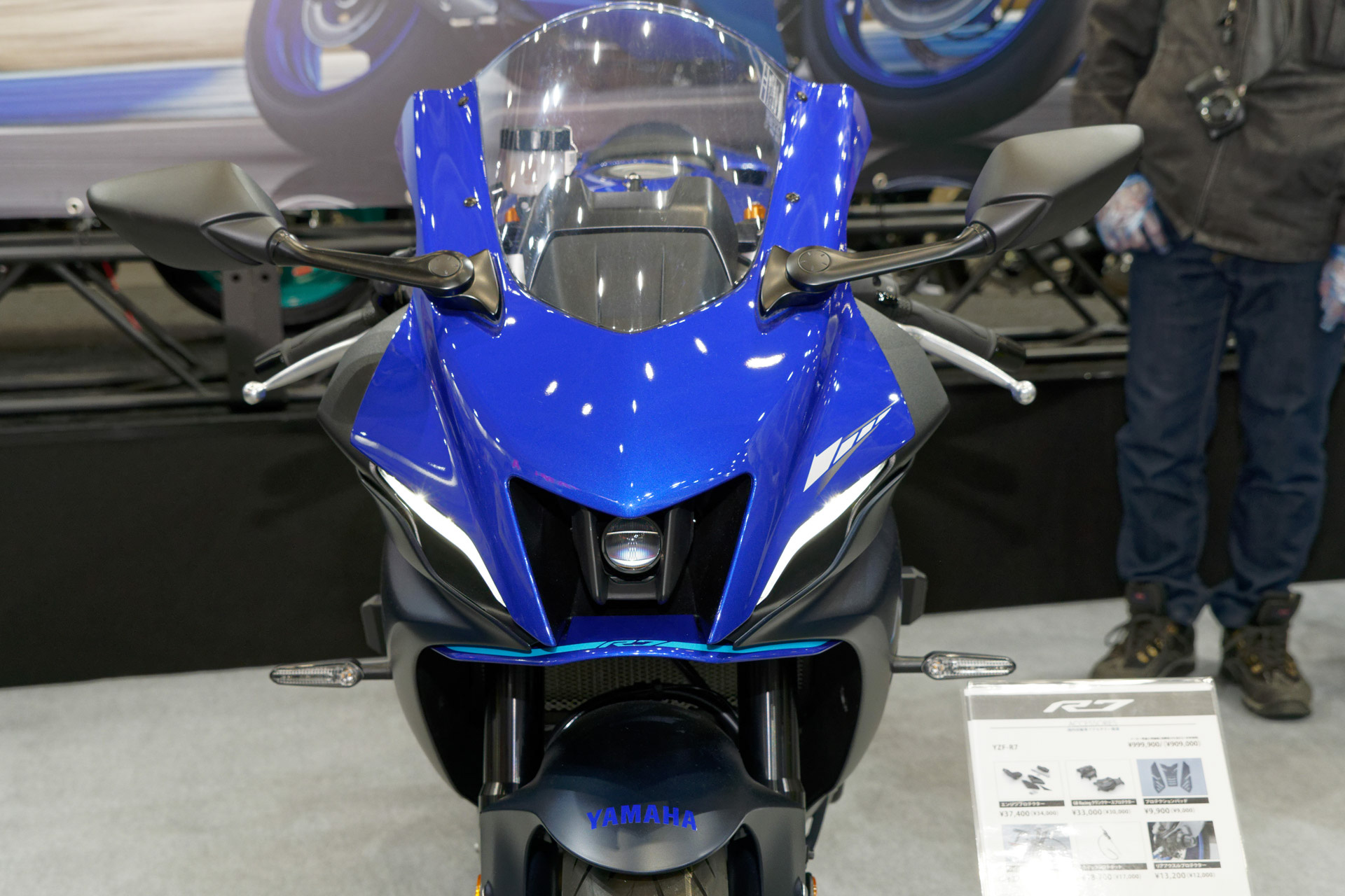 軽量・パワフルなスポーツ車として注目の高い「YZF-R7」にはいくつかのカスタムパーツが装着されていた