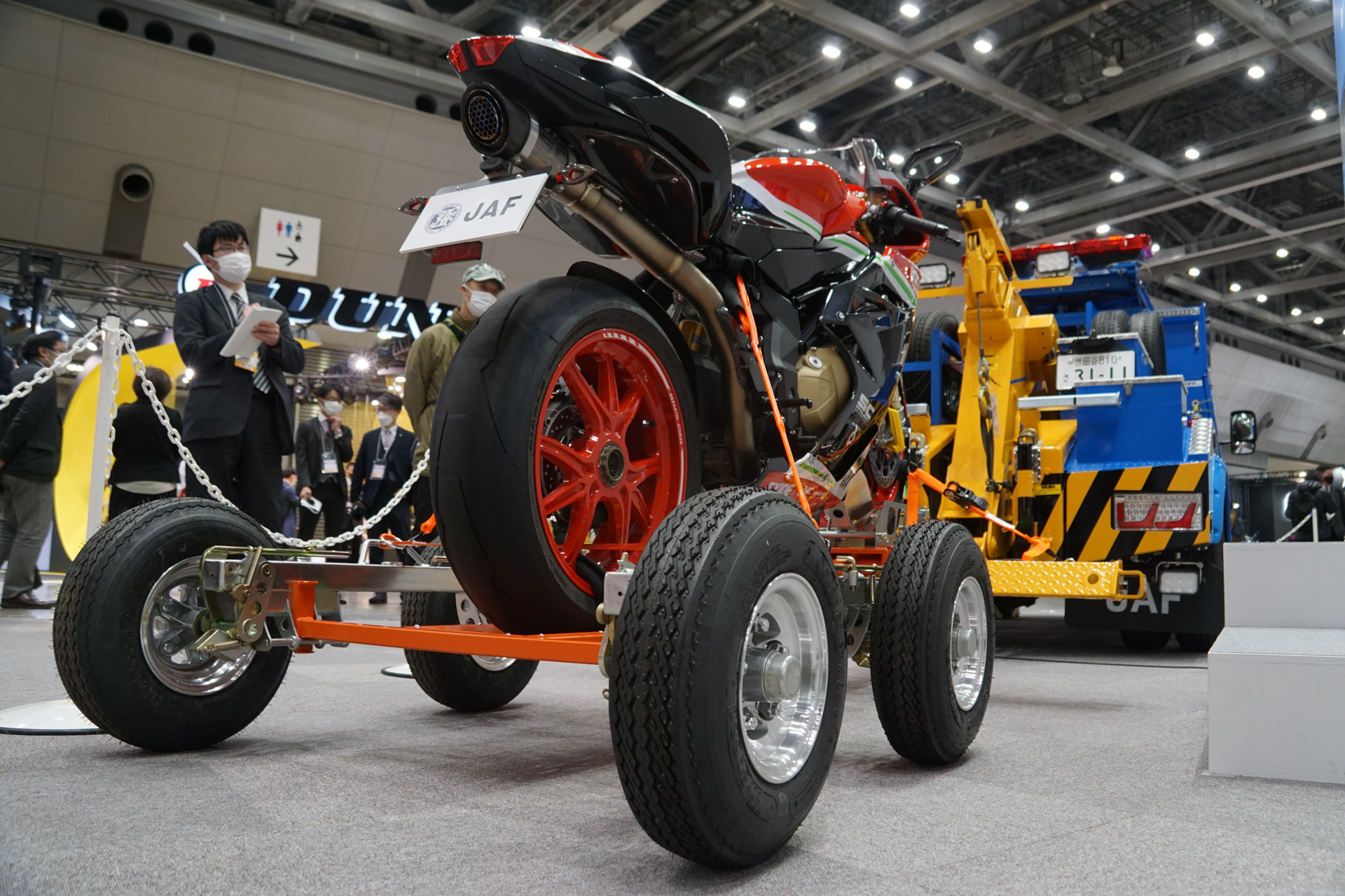 JAFが開発した二輪車用レッカーけん引装置「二輪アタッチメント」を装着したレッカー車