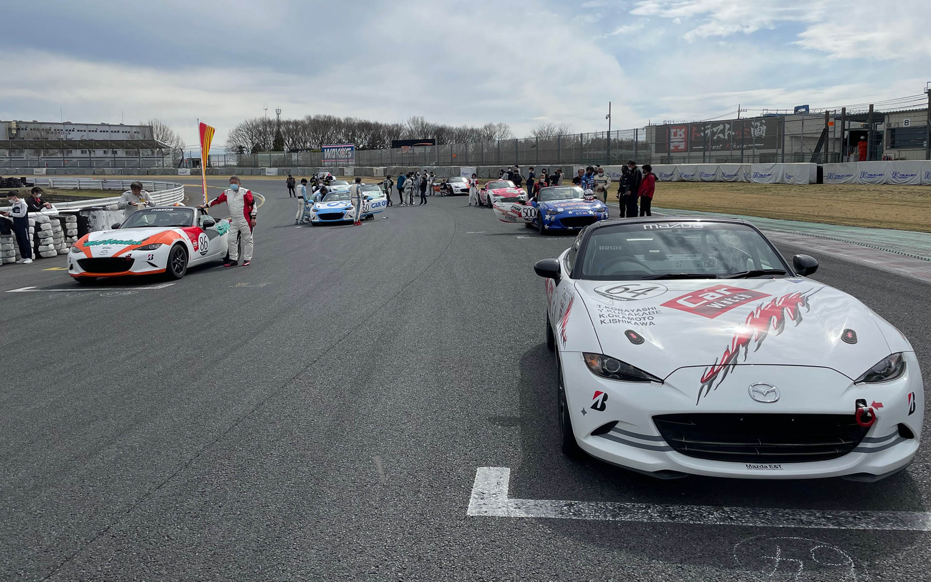 グリッド上のロードスターたち。Car Watchチームのスタートドライバーは副編集長の小林さん。安定したドライビングでした。マスクしたままフェイスマスクしない方がいいと思いますが……