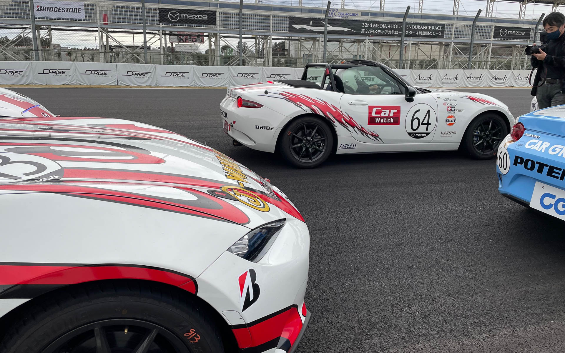 フィニッシュ後にコース上で車両保管されるCar Watch号。4耐では明るいうちのフィニッシュは初めてで新鮮でした。手前はJ-WAVE号、相変わらずあっぱれな走り