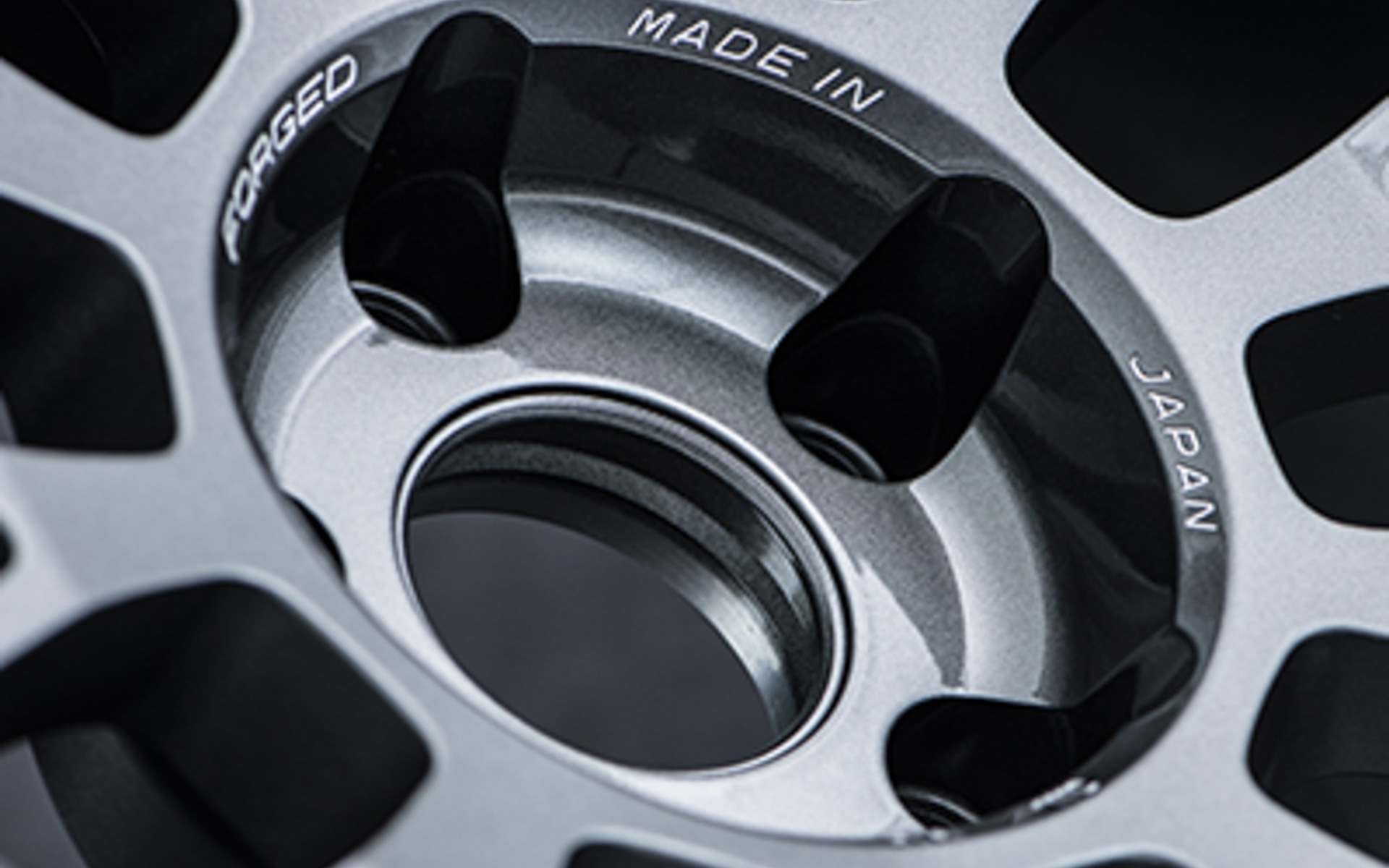 センターサークルにマシニングロゴを刻印