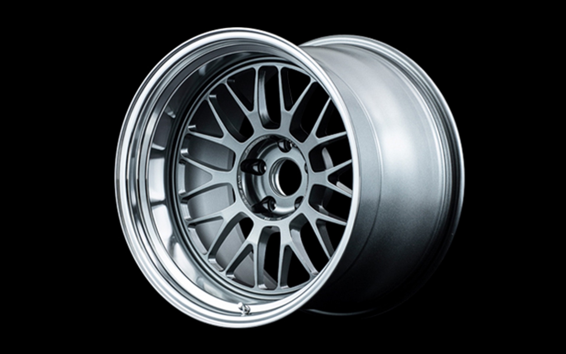 3タイプのフェイスと5タイプのリムを設定し、幅広いクルマにマッチングできる