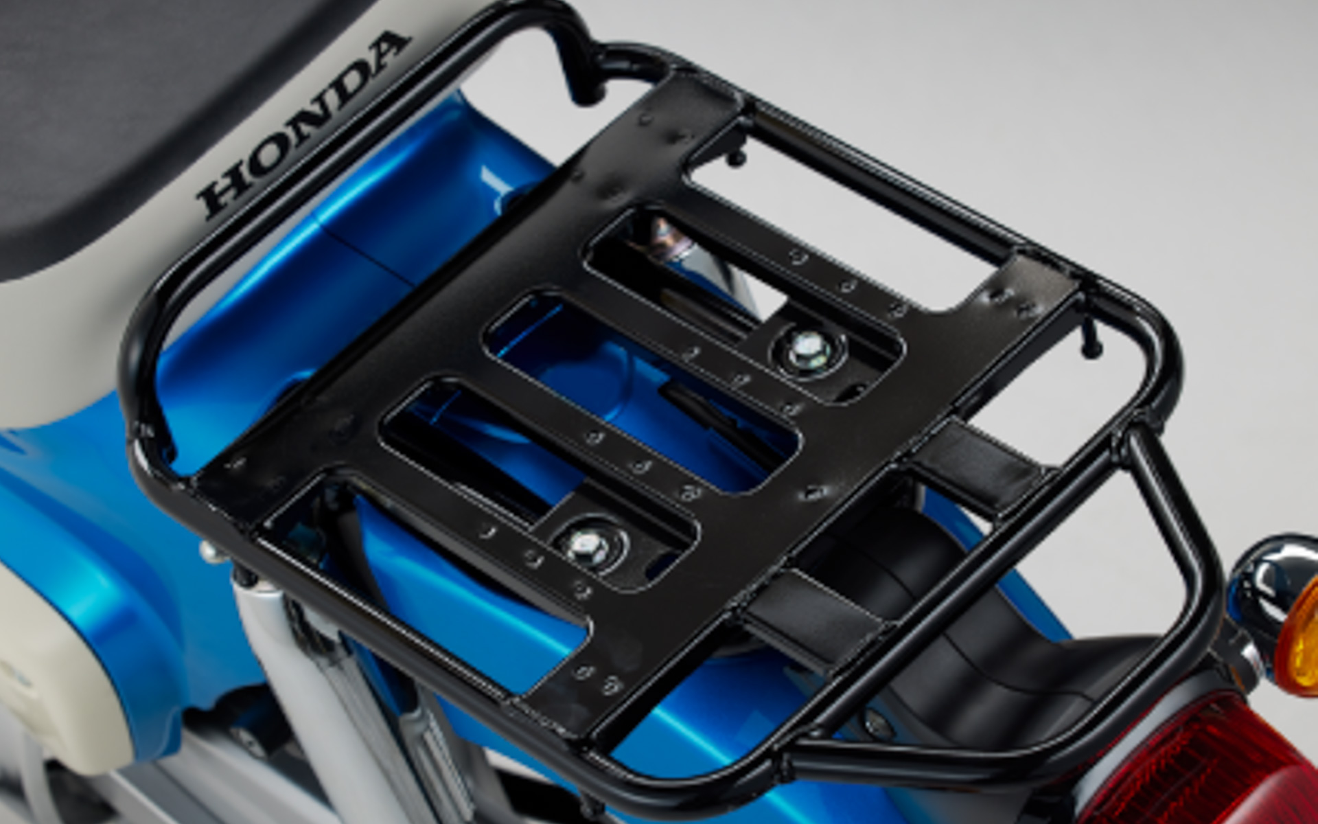 重い荷物も気軽に積めるリアキャリア