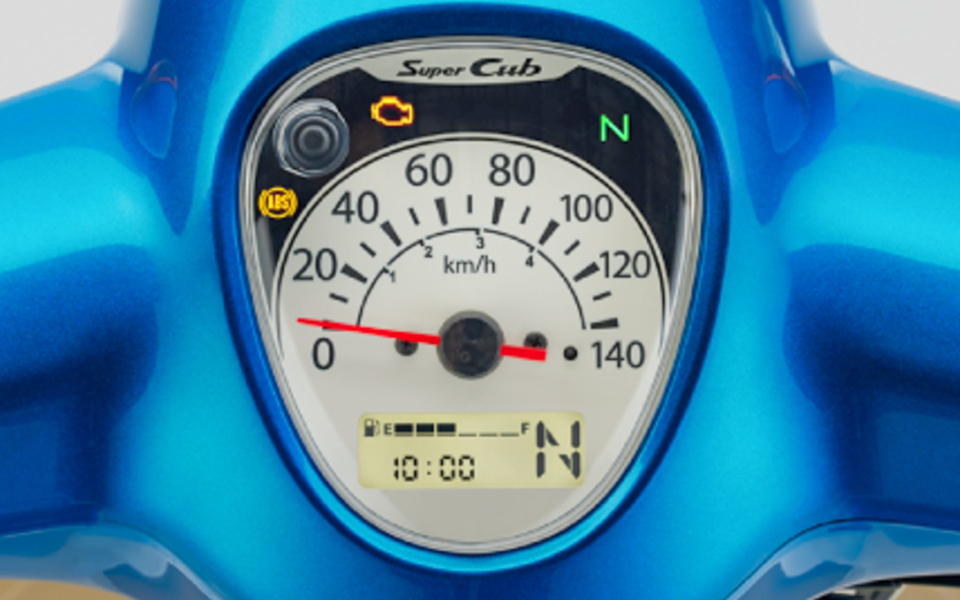 メーターのバックライトにはLEDを採用。液晶画面にはギヤポジションと燃料計を常時表示し、時計/トリップ/走行距離/平均燃費を切り替えて表示が可能