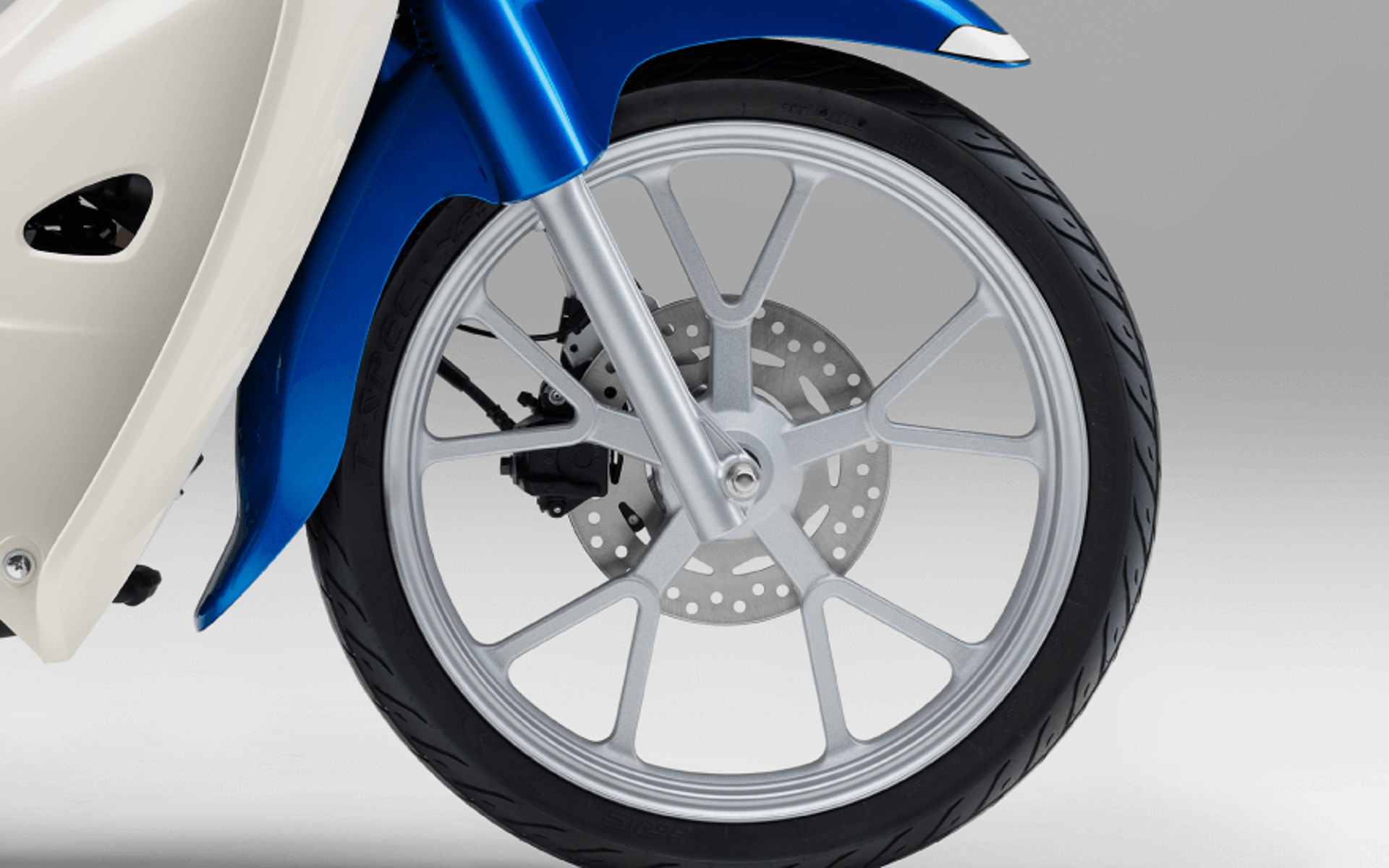 前後キャストホイールおよびチューブレスタイヤを採用