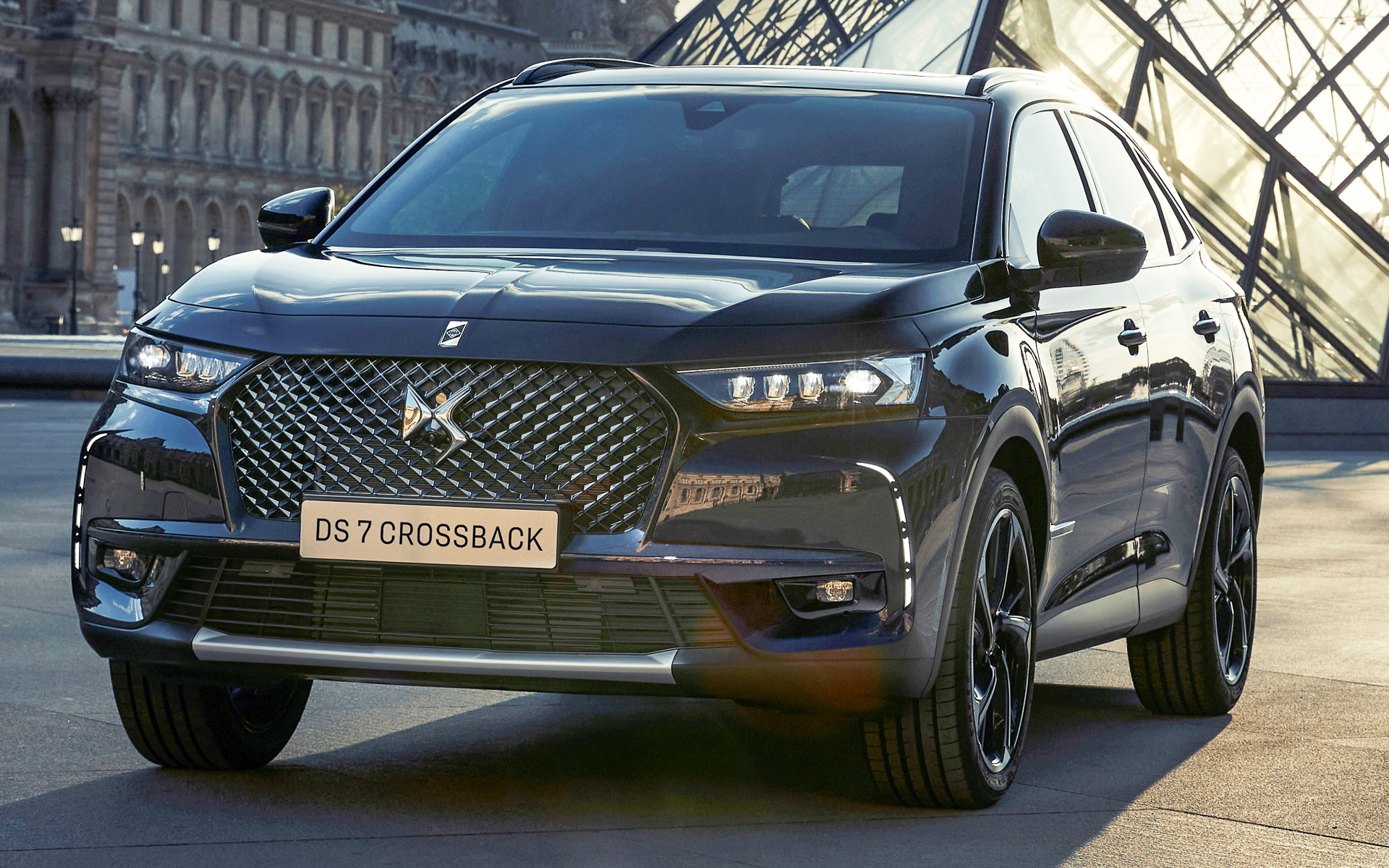 DSオートモビルのフラグシップSUVモデルDS 7 クロスバックの特別仕様車「DS 7 クロスバック ルーヴル ブルーHDi」が誕生