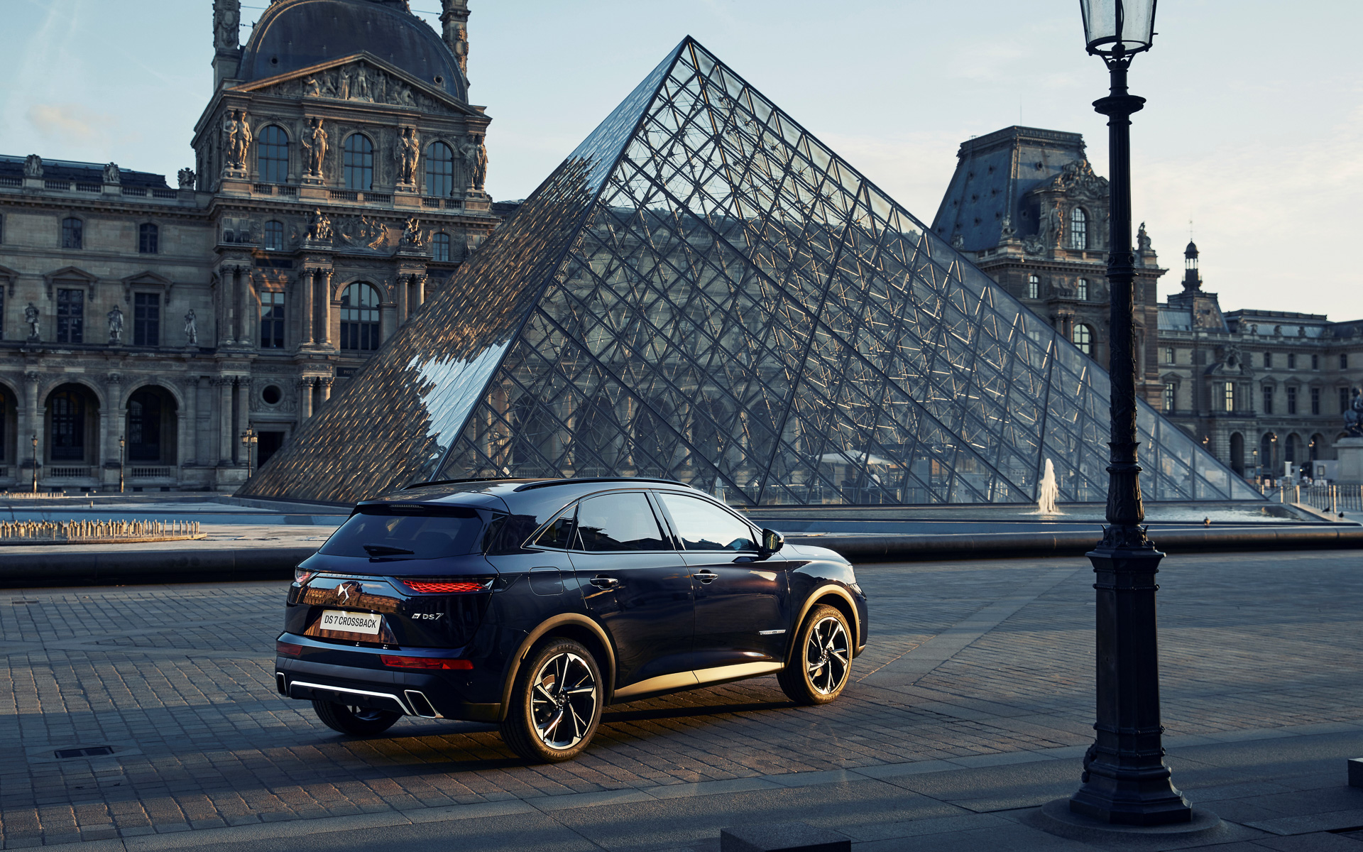 ルーヴル美術館のメインエントランスにあるルーヴル・ピラミッド（ガラスのピラミッド）とDS 7 クロスバック ルーヴル ブルーHDi