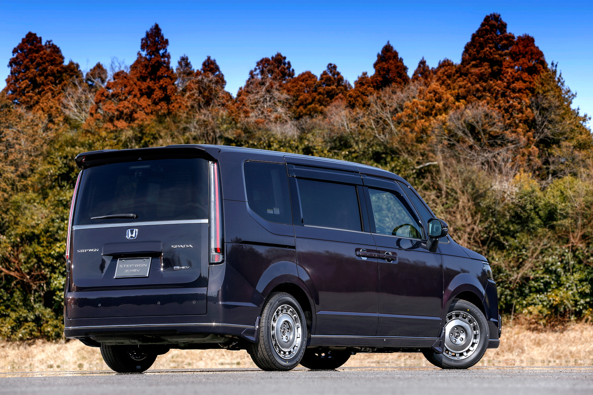 「SPADA（スパーダ）」には「Emotional Solid」をキーワードにしたエクステリアアイテムを設定