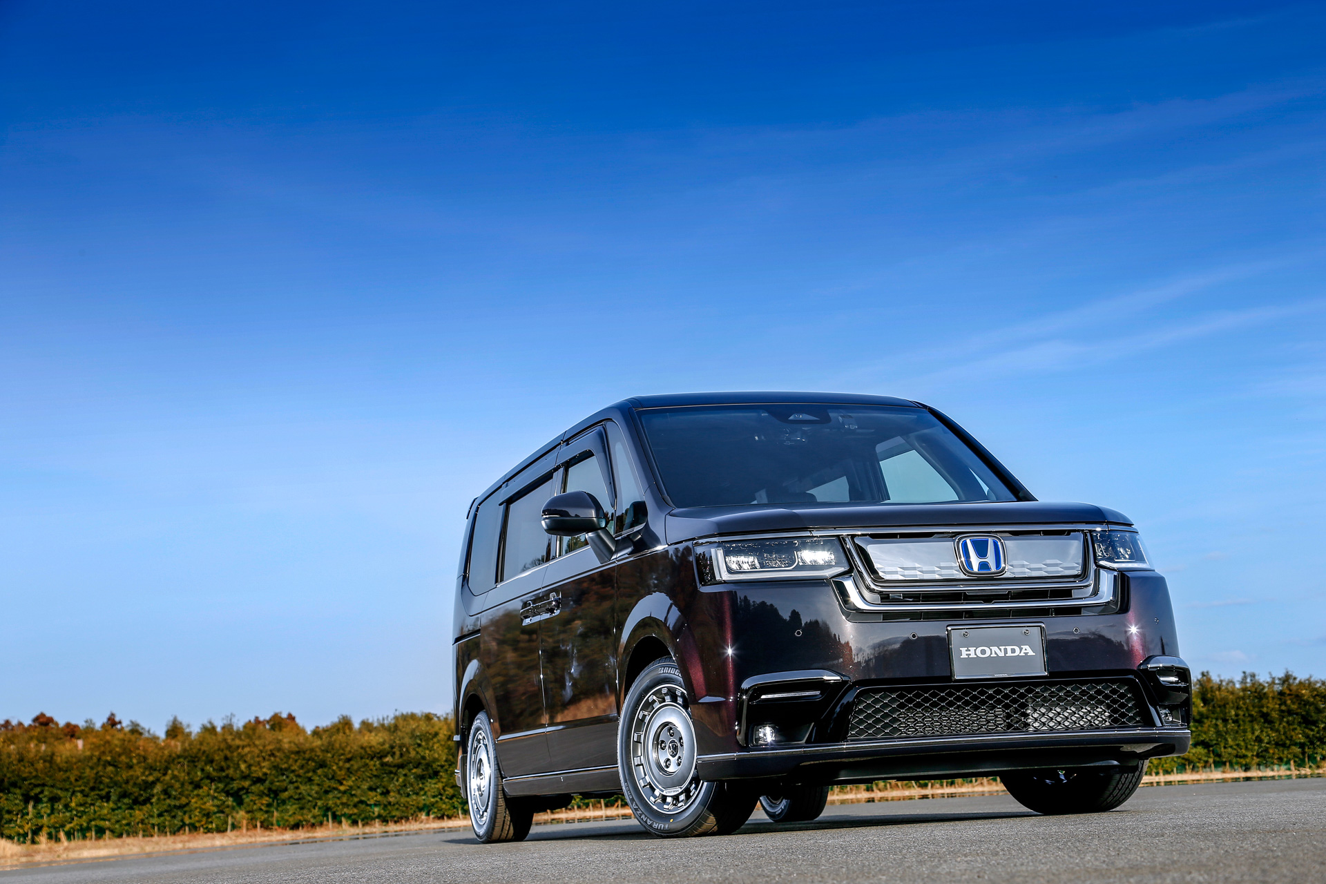 「SPADA（スパーダ）」には「Emotional Solid」をキーワードにしたエクステリアアイテムを設定