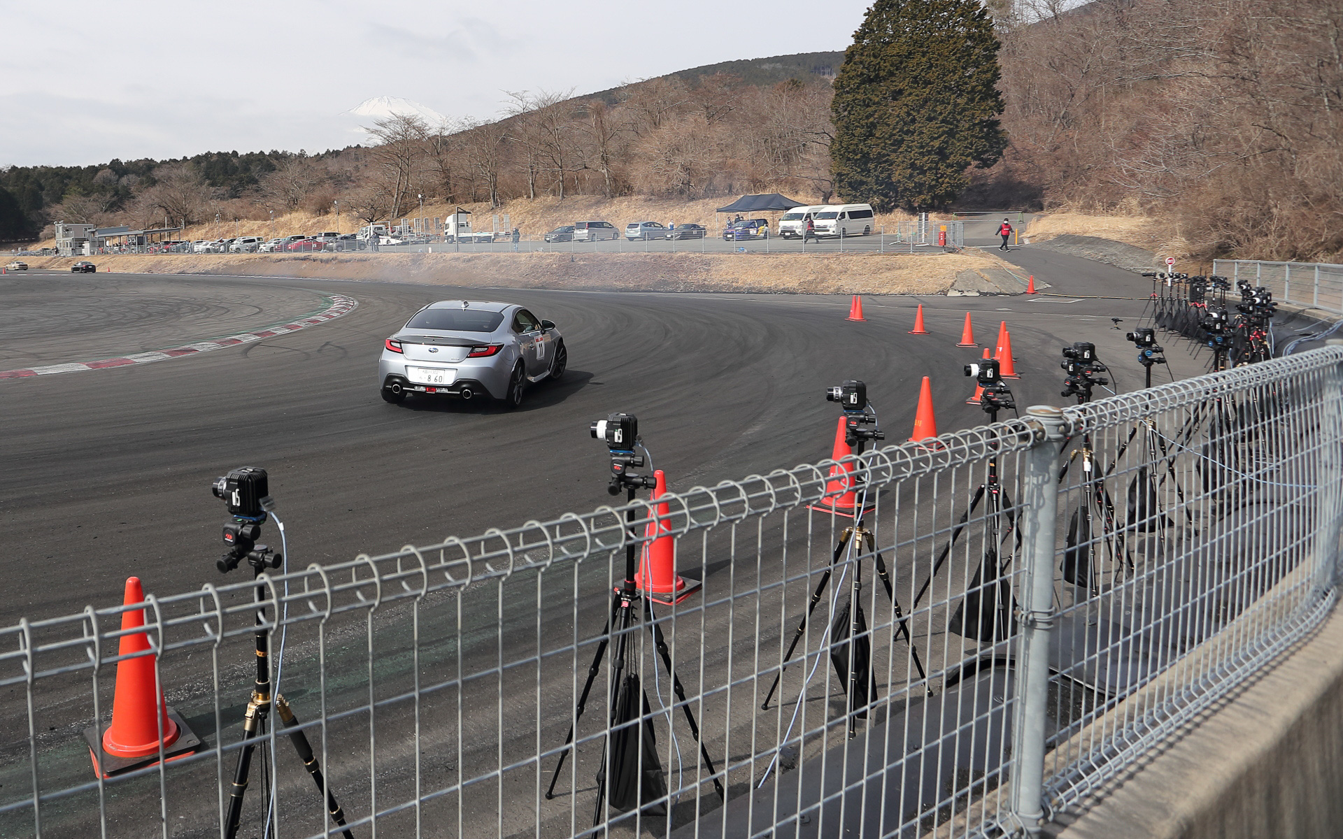 この一連の走行が、さまざまな視点から見ることが可能な動画になる