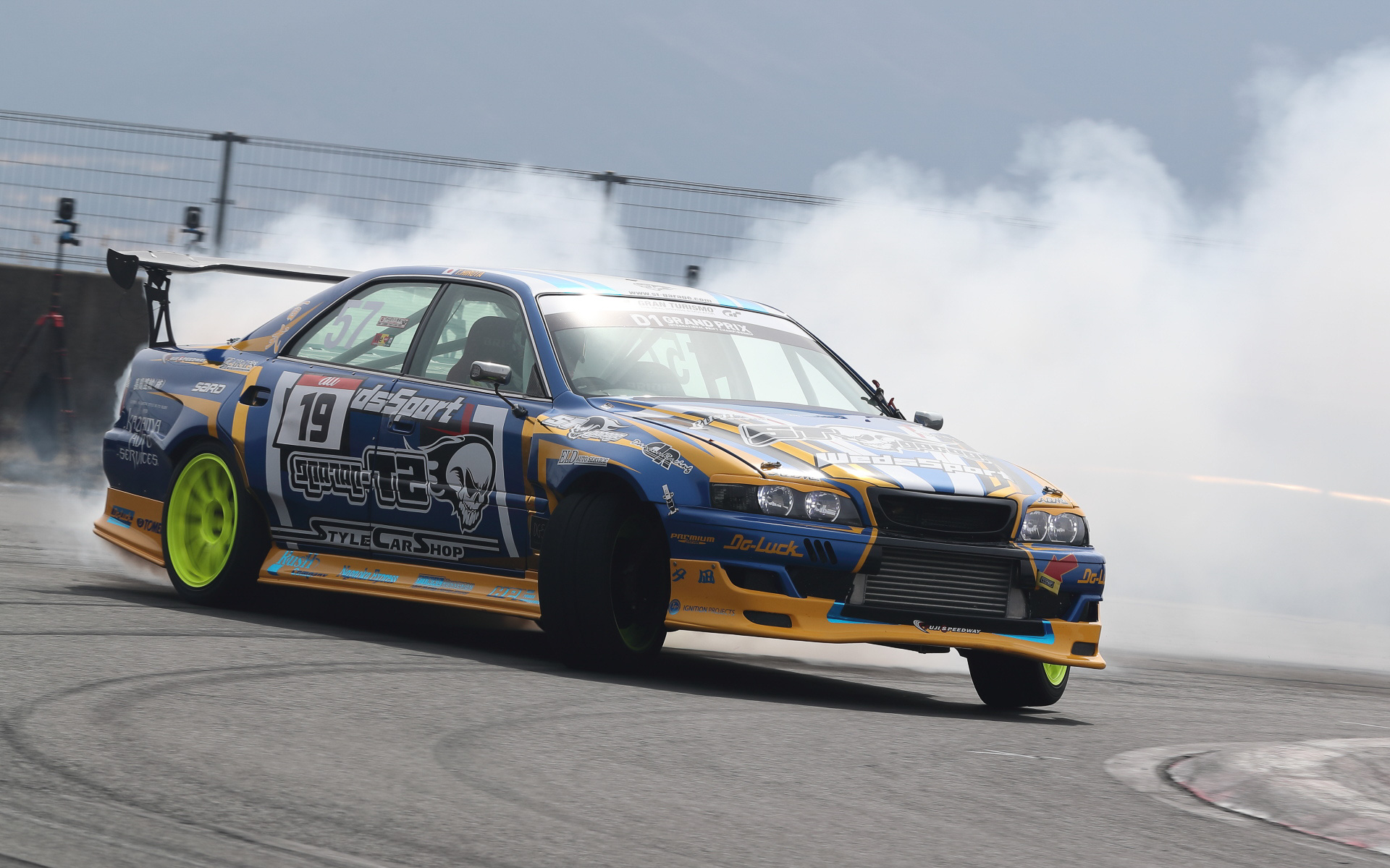 こちらはドリフト本気組の走り。パワーがあるためリアの滑りを維持したド派手な光景が繰り広げられていた