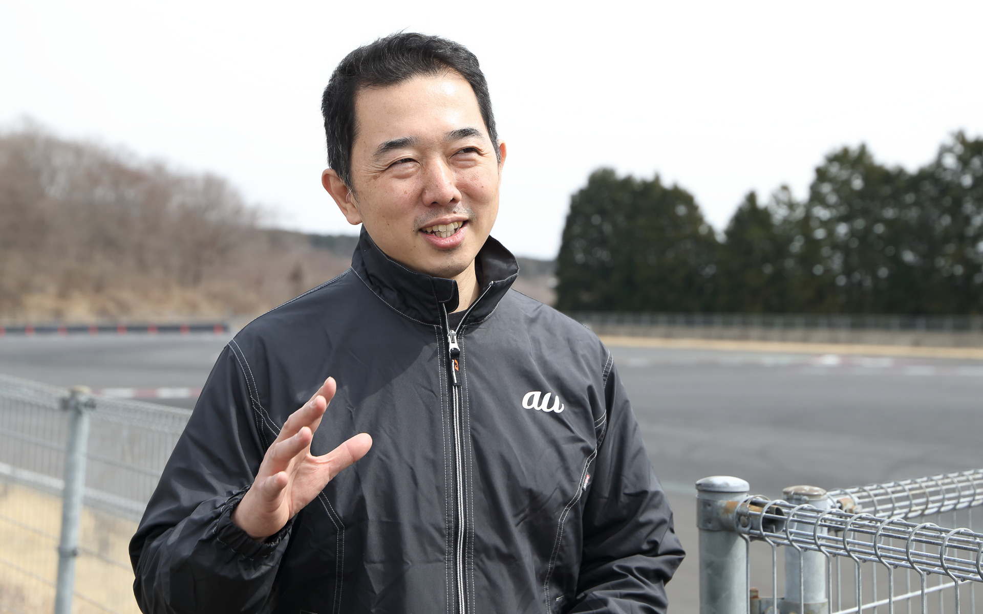 「4DREPLAY」でどのようなサービスを構築していくのか説明していただいたKDDI株式会社 サービス統括本部 5G・XRサービス企画開発部 サービス・プロダクト企画2G グループリーダー 伊藤悟氏。自身もクルマ好きとのことで、クルマの楽しさを伝えられるサービスを開発・提案していきたいという