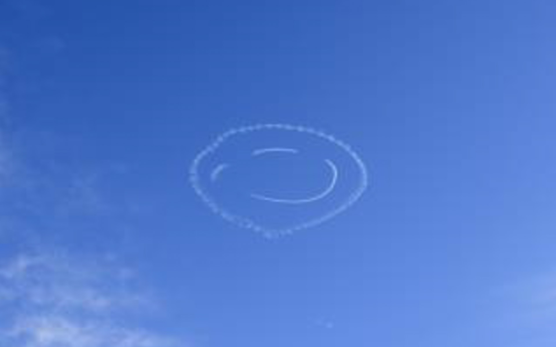 エアレース・パイロット室屋義秀選手が大空に白色の大きな“ニコちゃんマーク”を描く「Fly for ALL #大空を見上げよう」フライトを実施する