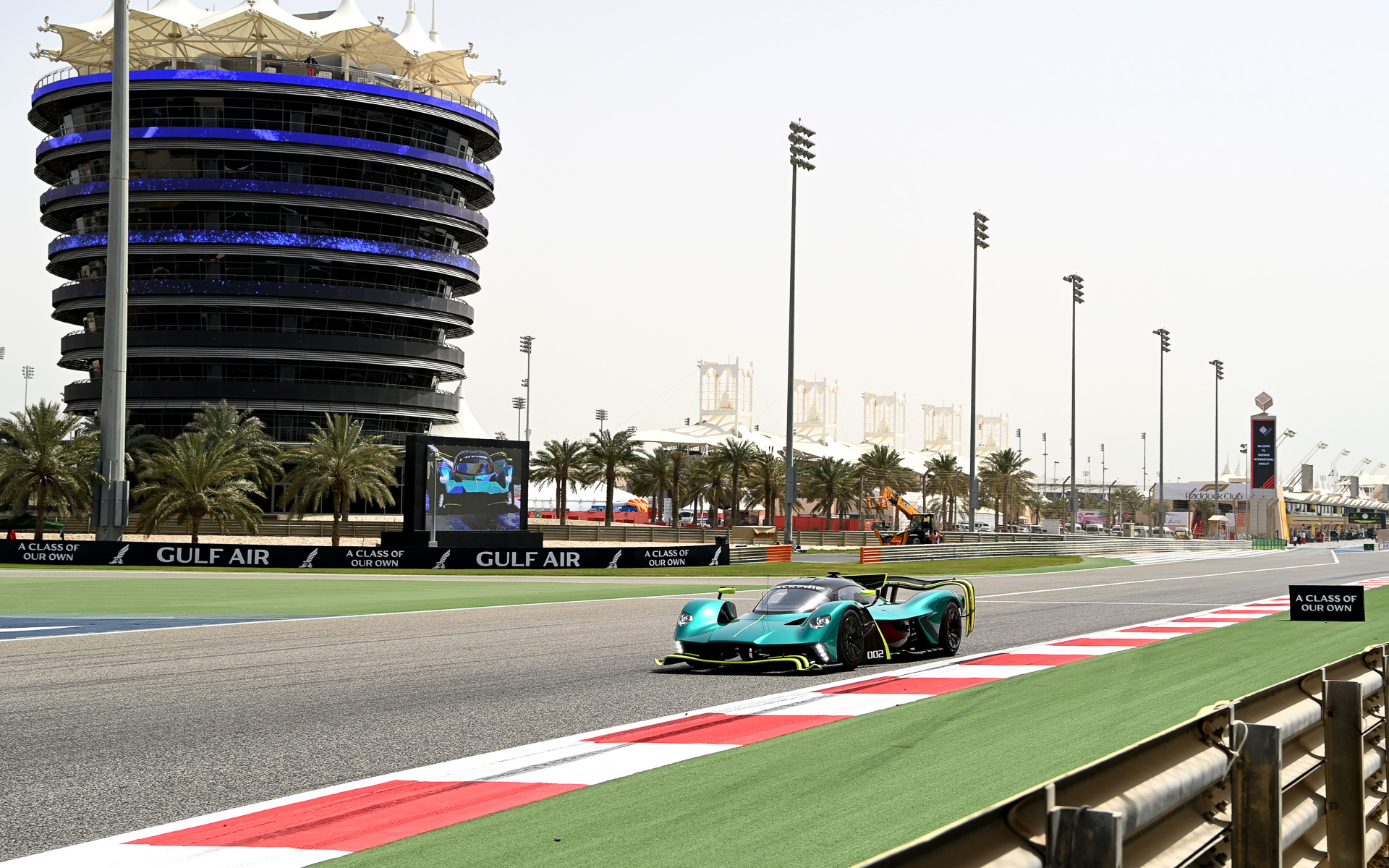 F1開幕戦に合わせてバーレーン・インターナショナル・サーキットにてデモ走行を行なったヴァルキリー AMR プロ