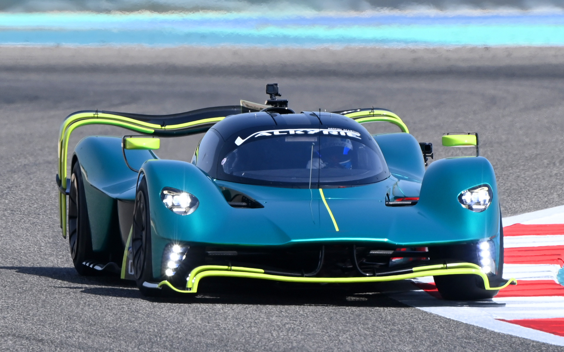 アストンマーティン史上もっともF1マシンに近い「ヴァルキリー AMR プロ」のデモ走行が行なわれた