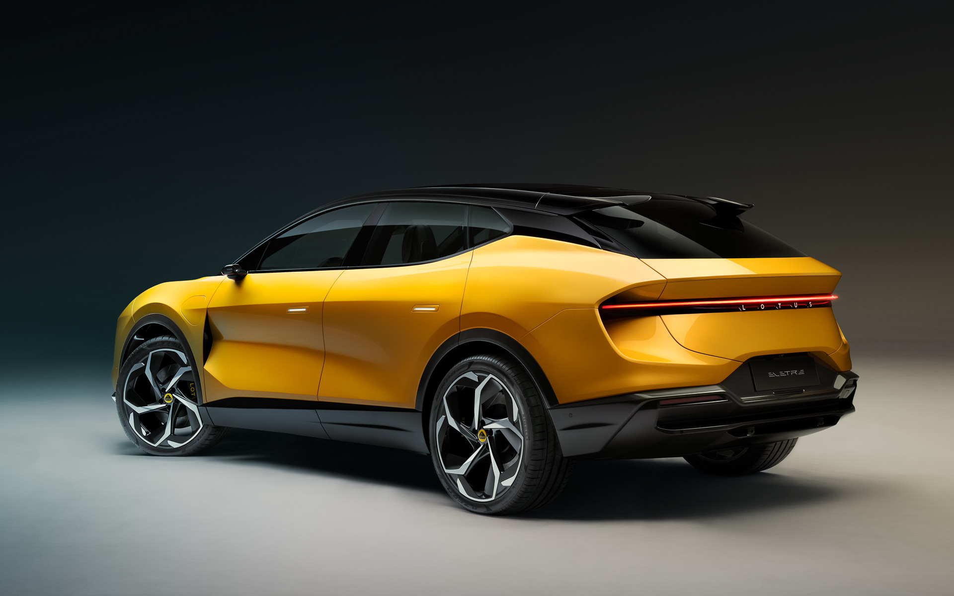 エレトレのボディサイズは5103×2231×1630mm（全長×全幅×全高。電動リアミラーディスプレイ車の全幅は2135mm）、ホイールベースは3019mm