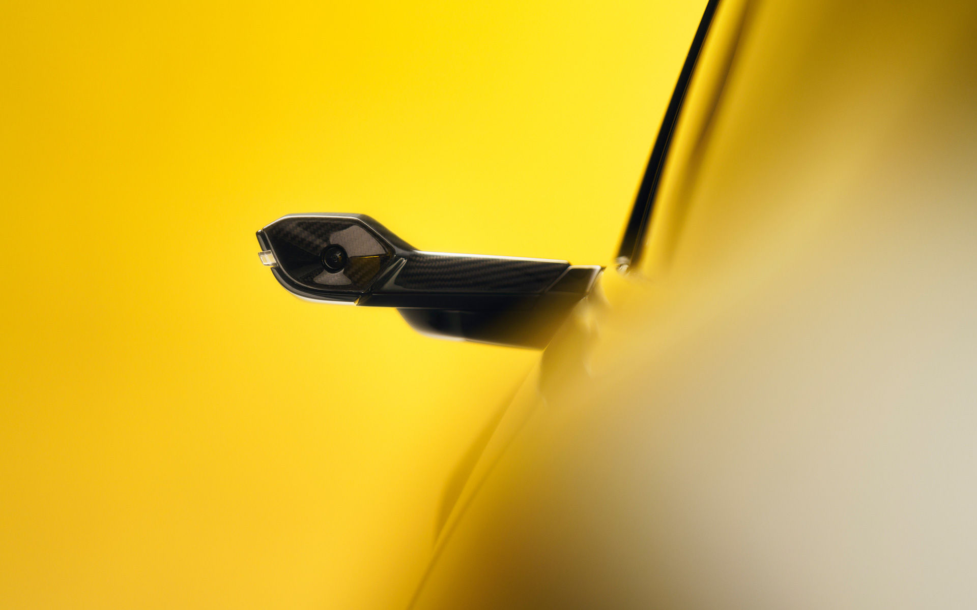 エレトレでは通常のドアミラー車に加え電動リアミラーディスプレイ車も用意