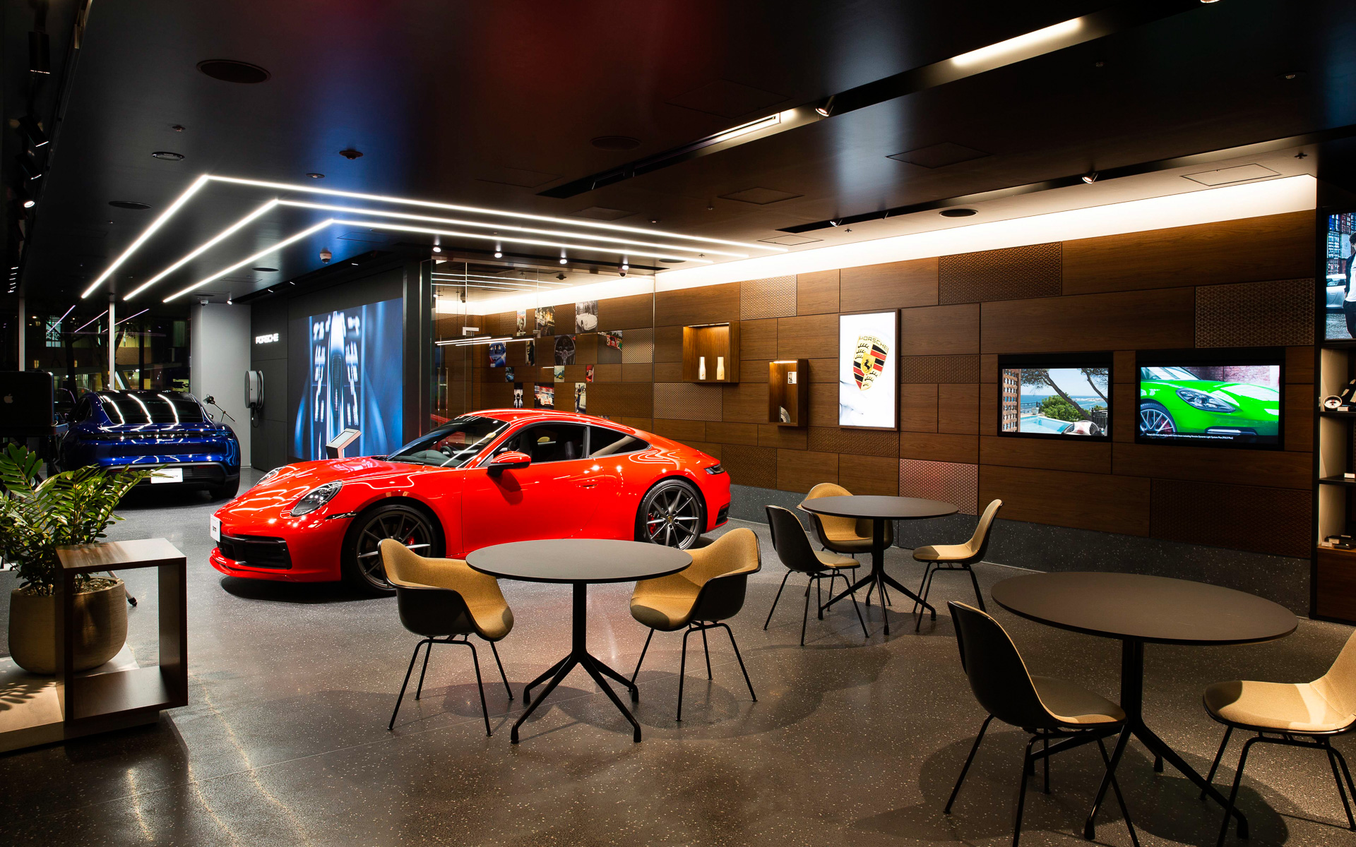 ポルシェスタジオ日本橋は永代通りと昭和通りの交差点に面し、東京駅から徒歩8分、日本橋駅にも直結する立地にある。店内は日本の伝統的な組子細工がちりばめられた落ち着いた空間となっており、伝統と革新を融合したポルシェの世界観が味わえる