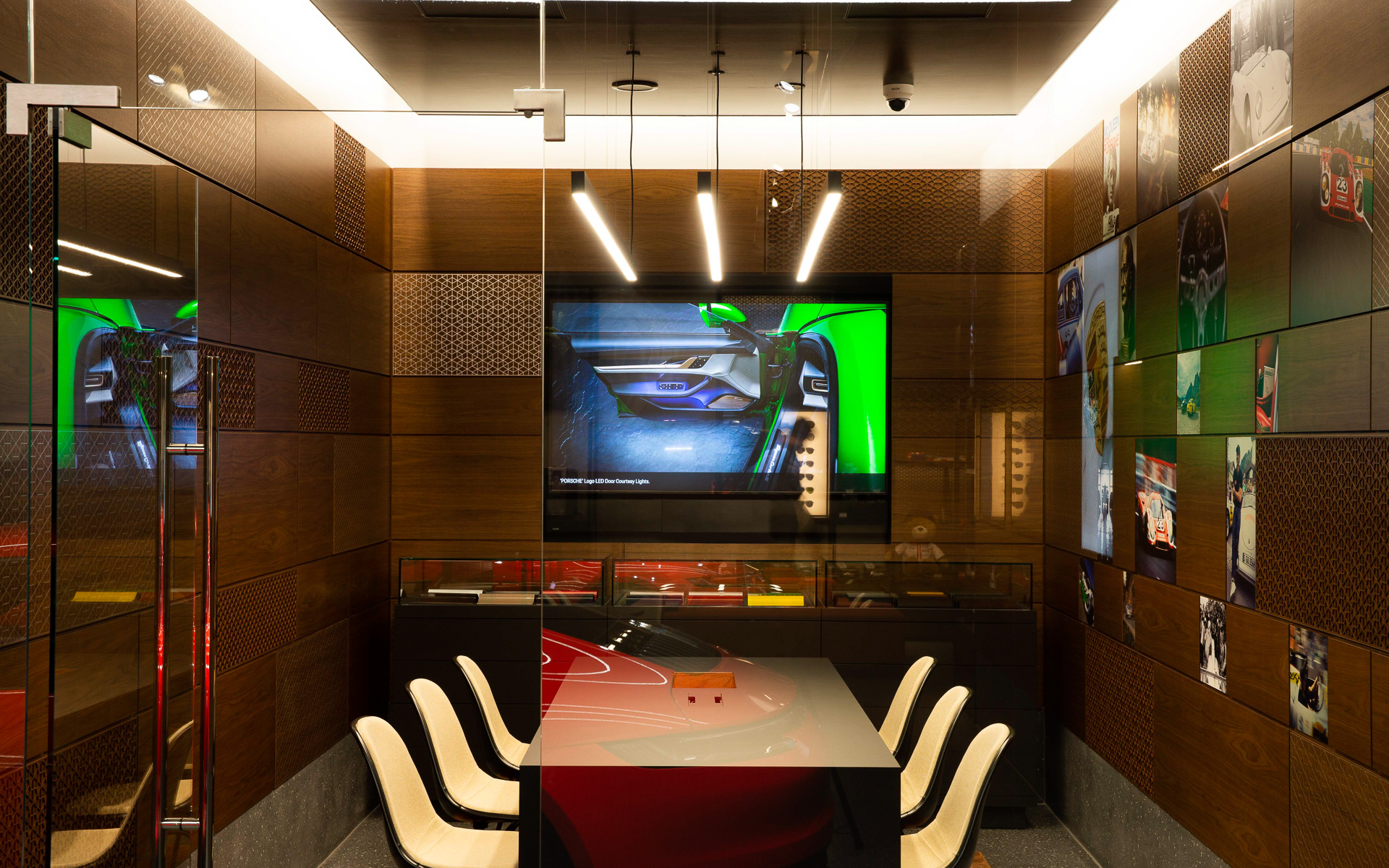 ポルシェスタジオ日本橋は永代通りと昭和通りの交差点に面し、東京駅から徒歩8分、日本橋駅にも直結する立地にある。店内は日本の伝統的な組子細工がちりばめられた落ち着いた空間となっており、伝統と革新を融合したポルシェの世界観が味わえる