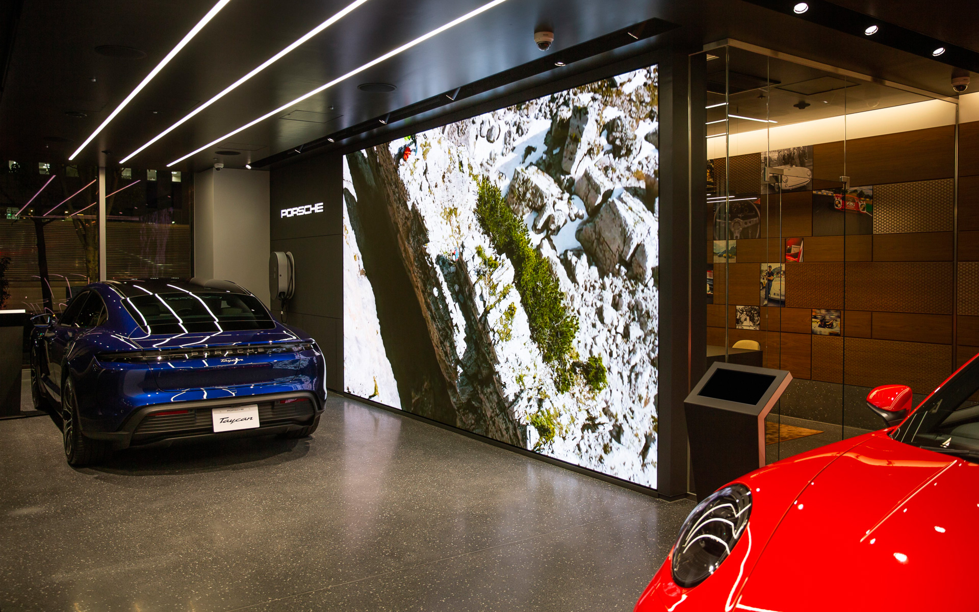 ポルシェスタジオ日本橋は永代通りと昭和通りの交差点に面し、東京駅から徒歩8分、日本橋駅にも直結する立地にある。店内は日本の伝統的な組子細工がちりばめられた落ち着いた空間となっており、伝統と革新を融合したポルシェの世界観が味わえる