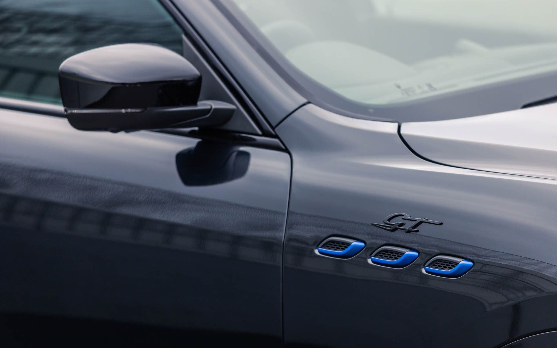 通常はシルバーのGTバッヂや、「Maserati」「Levante」「Ghibli」といったエンブレムに黒が用いられている