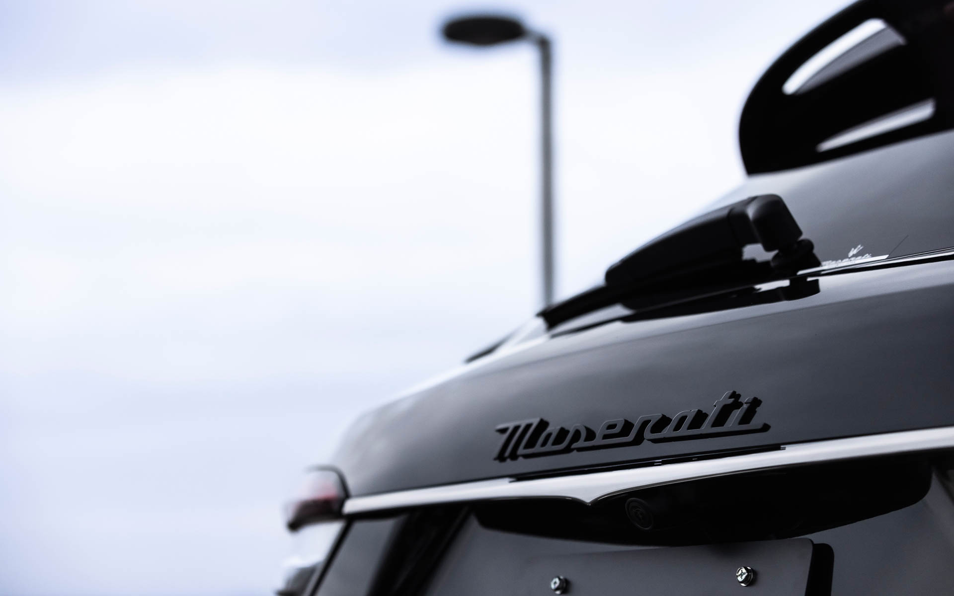 通常はシルバーのGTバッヂや、「Maserati」「Levante」「Ghibli」といったエンブレムに黒が用いられている