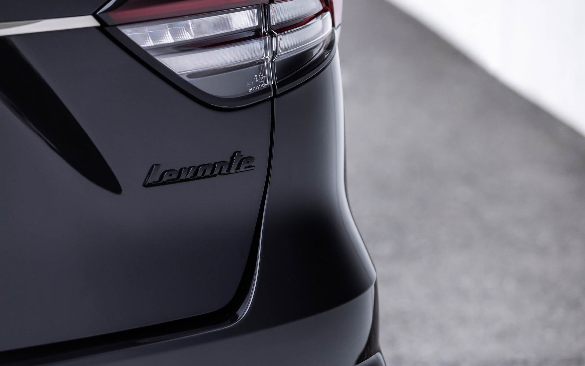 通常はシルバーのGTバッヂや、「Maserati」「Levante」「Ghibli」といったエンブレムに黒が用いられている