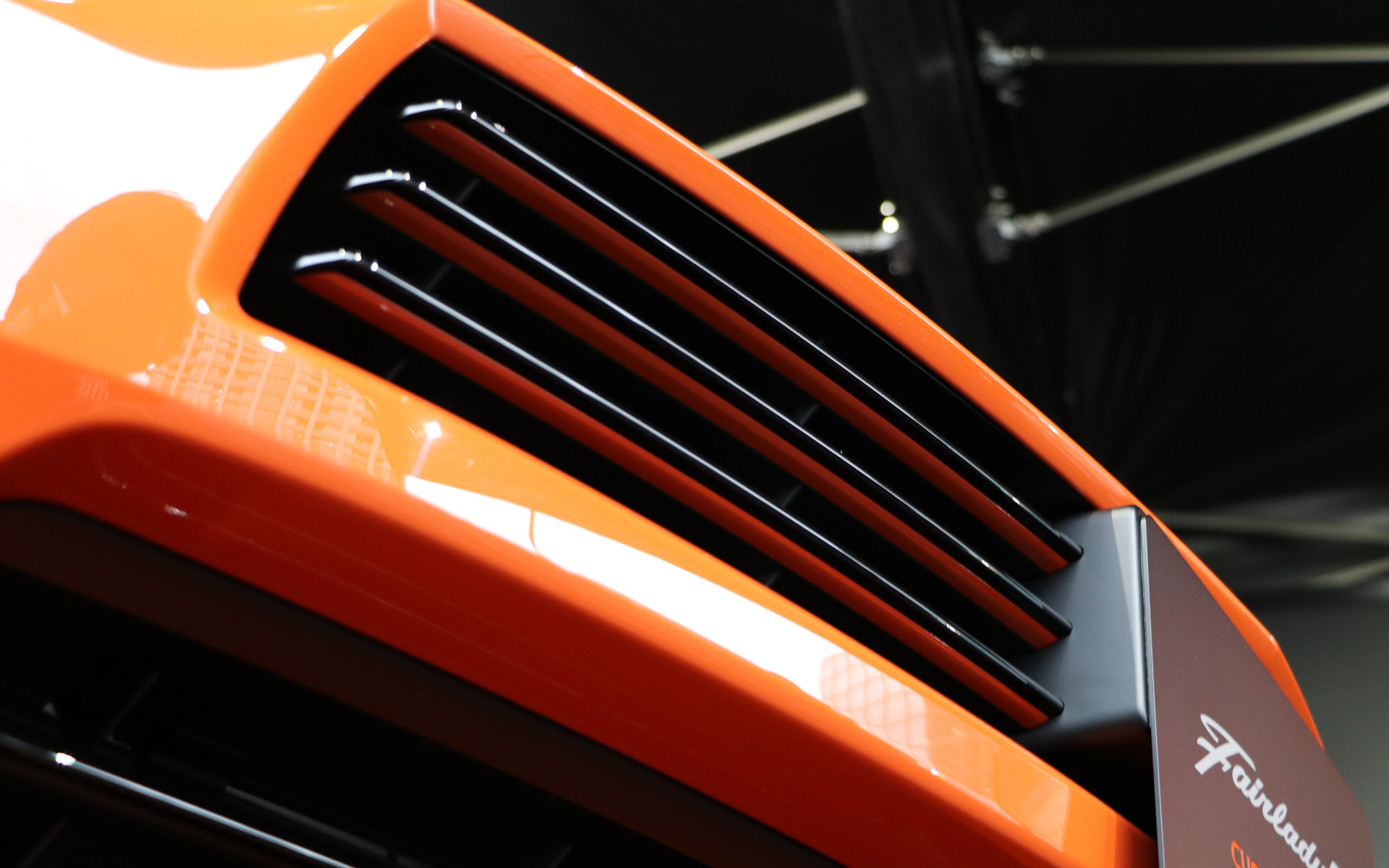 フロントグリルに通る水平バーは2色に塗り分けされている