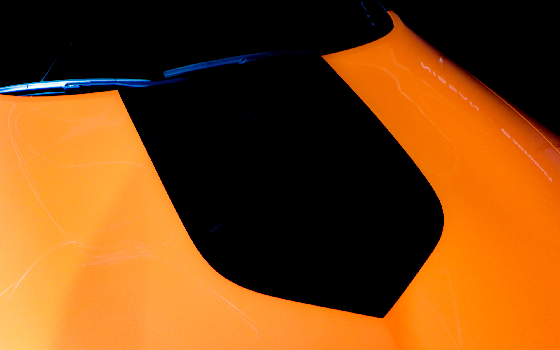 黒く塗られたボンネットの特徴的なバルジ