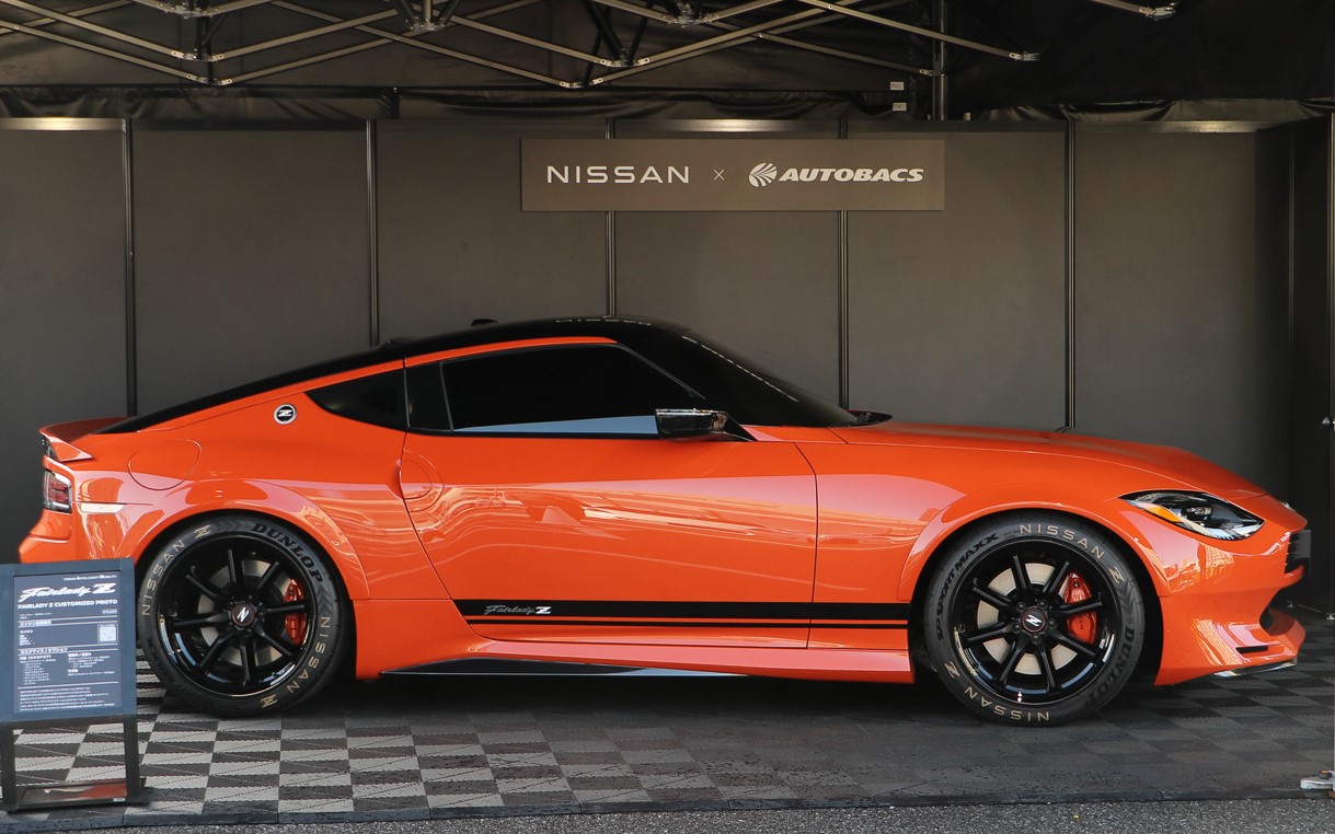 サイドウィンドウ上部にあるモールをボディ同色にすることでクルマ全体を低く見せている