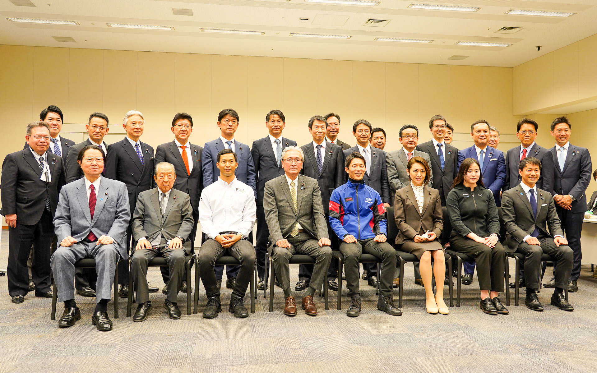 自民党モータースポーツ議連 会長 古屋圭司衆議院議員（中央前段）を中心に、所属国会議員とゲスト参加のドライバーが加わった記念撮影
