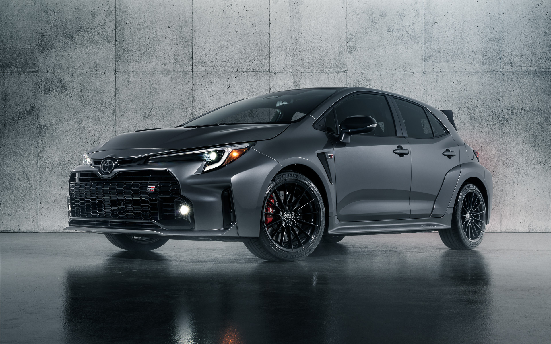 GRカローラ（北米仕様）のボディサイズは4410×1850×1480mm（全長×全幅×全高）。フロントフェンダーを片側20mm、リアフェンダーを片側30mm拡大するなど迫力ある外観を実現