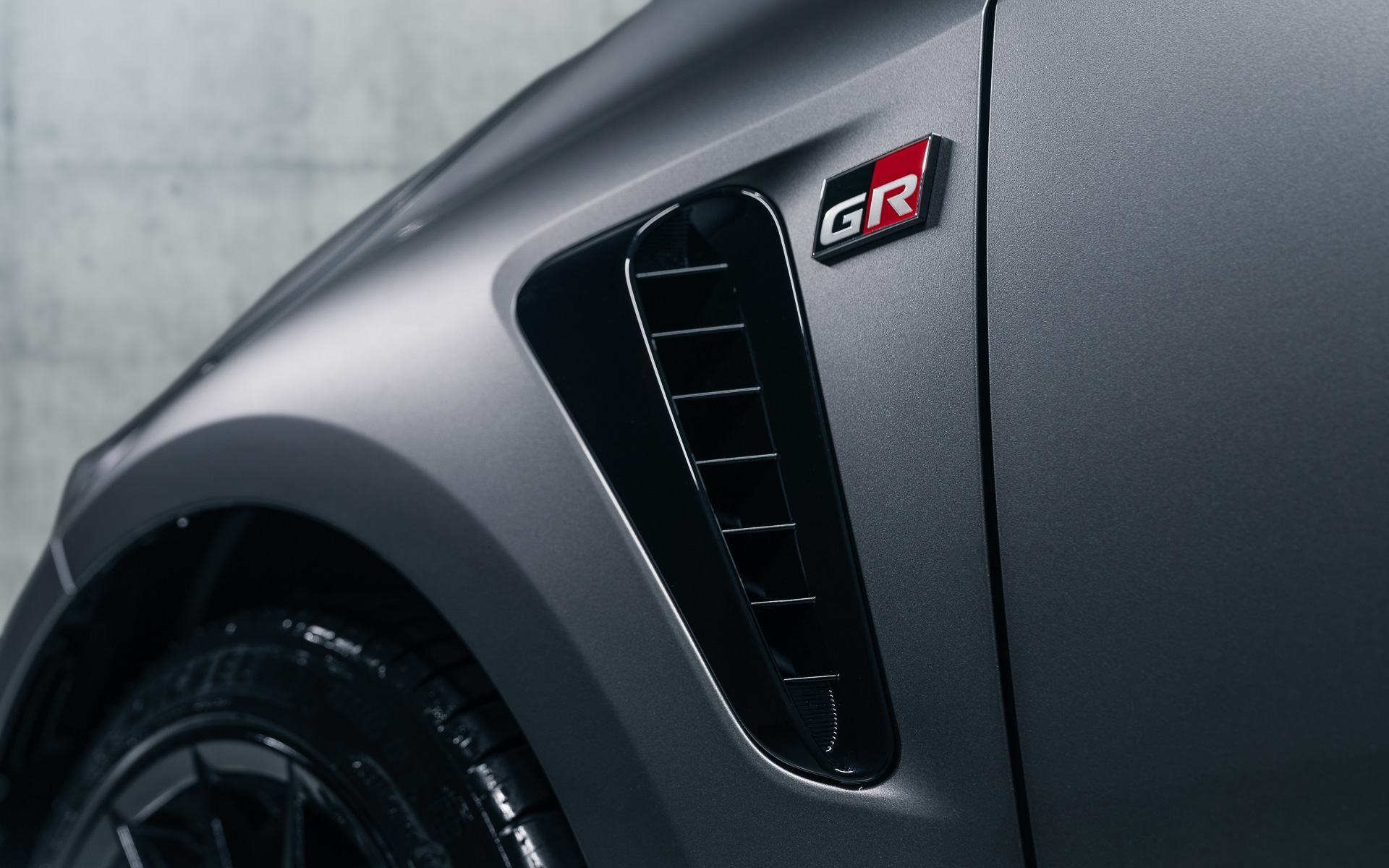 GRカローラ（北米仕様）のボディサイズは4410×1850×1480mm（全長×全幅×全高）。フロントフェンダーを片側20mm、リアフェンダーを片側30mm拡大するなど迫力ある外観を実現